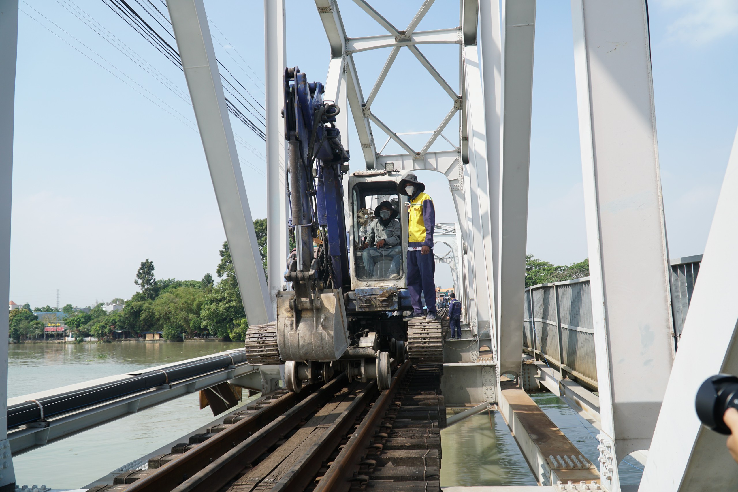 Cầu Ghềnh sẽ được gia cố để lưu thông tạm từ 12.3 - Ảnh 5.