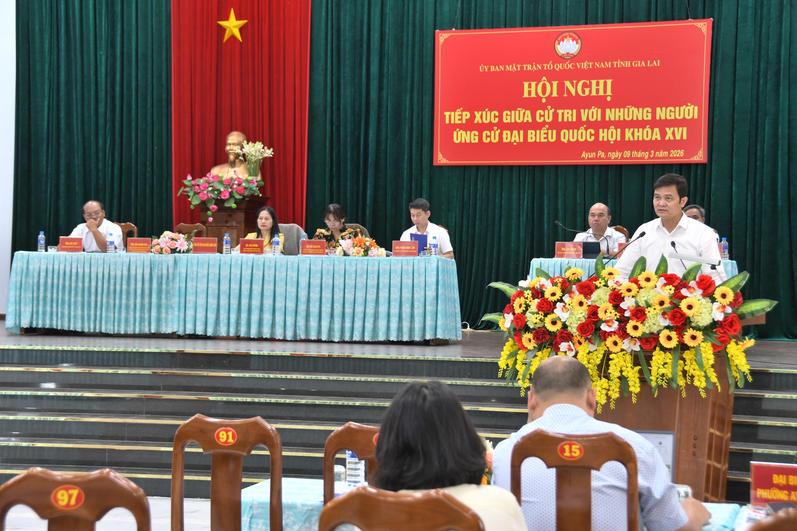 Gi&aacute; xăng dầu, việc l&agrave;m cho người miền n&uacute;i&hellip; l&agrave;m &lsquo;n&oacute;ng&rsquo; hội trường tiếp x&uacute;c cử tri - Ảnh 1.