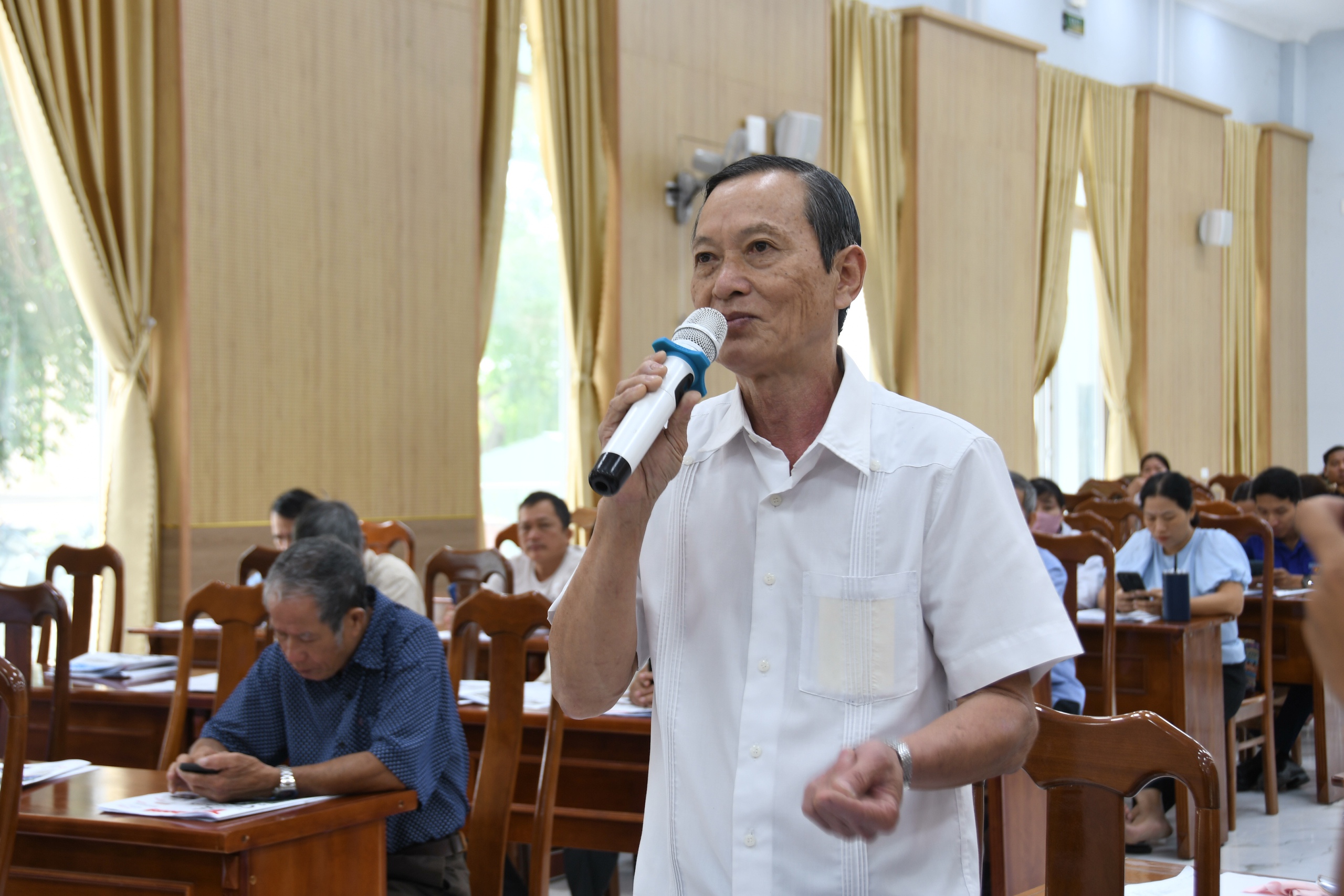 Gi&aacute; xăng dầu, việc l&agrave;m cho người miền n&uacute;i&hellip; l&agrave;m &lsquo;n&oacute;ng&rsquo; hội trường tiếp x&uacute;c cử tri - Ảnh 4.