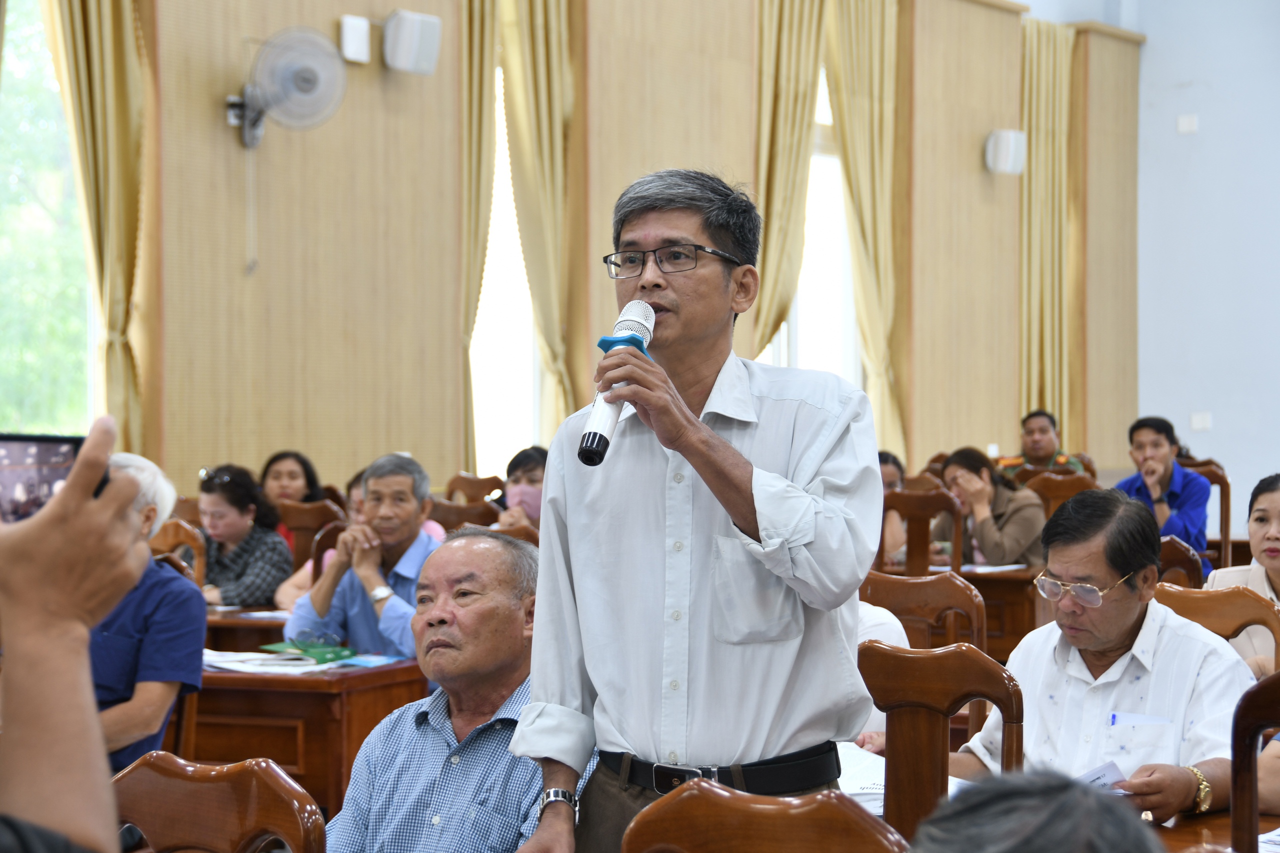 Gi&aacute; xăng dầu, việc l&agrave;m cho người miền n&uacute;i&hellip; l&agrave;m &lsquo;n&oacute;ng&rsquo; hội trường tiếp x&uacute;c cử tri - Ảnh 3.