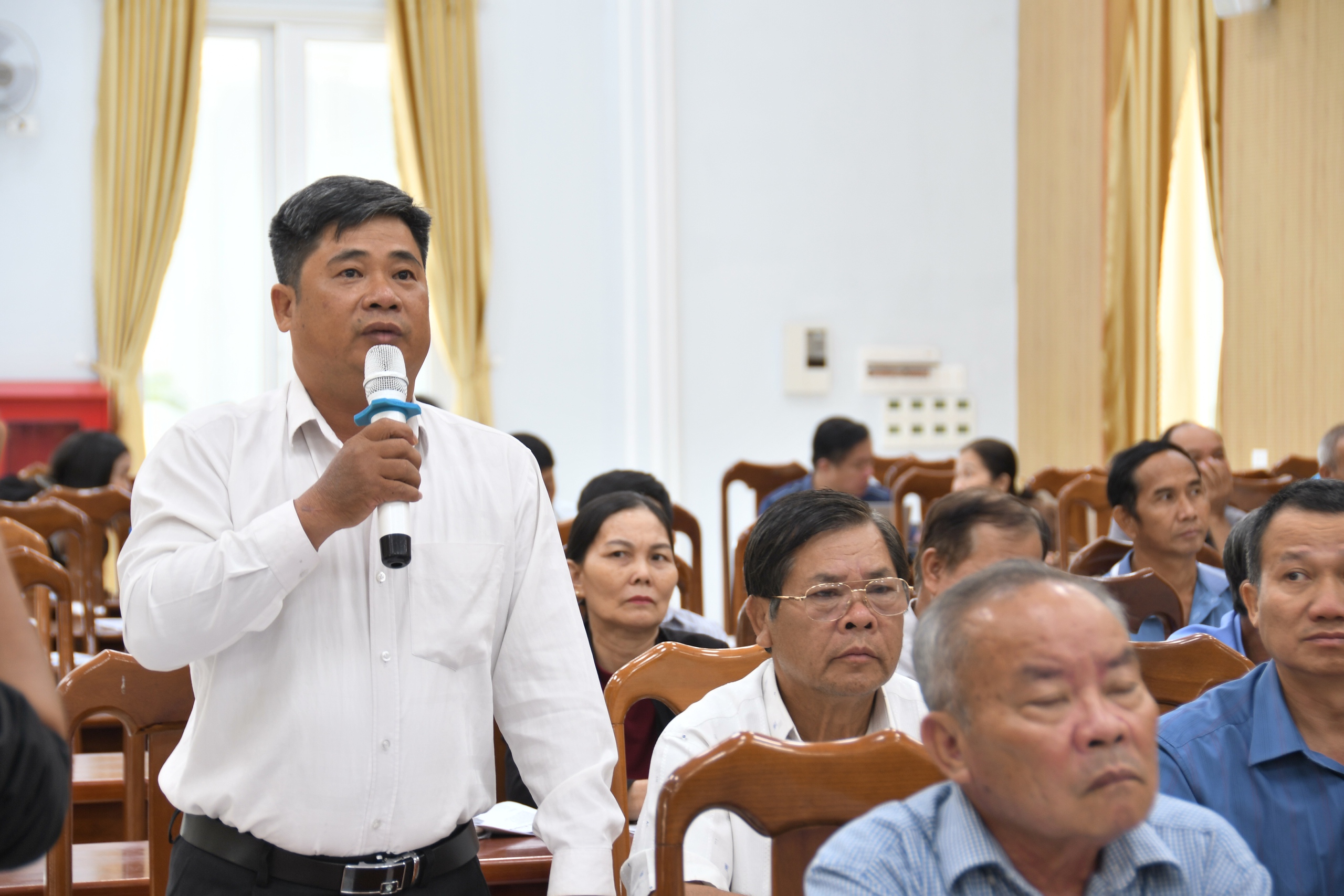 Gi&aacute; xăng dầu, việc l&agrave;m cho người miền n&uacute;i&hellip; l&agrave;m &lsquo;n&oacute;ng&rsquo; hội trường tiếp x&uacute;c cử tri - Ảnh 5.