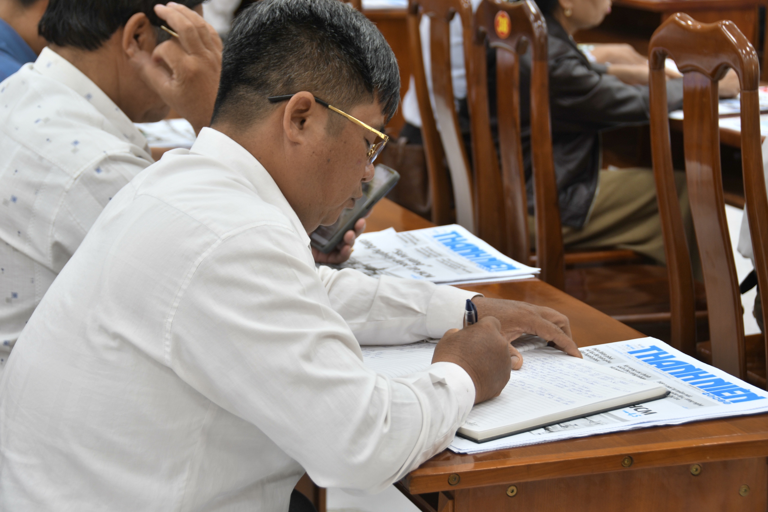 Gi&aacute; xăng dầu, việc l&agrave;m cho người miền n&uacute;i&hellip; l&agrave;m &lsquo;n&oacute;ng&rsquo; hội trường tiếp x&uacute;c cử tri - Ảnh 6.