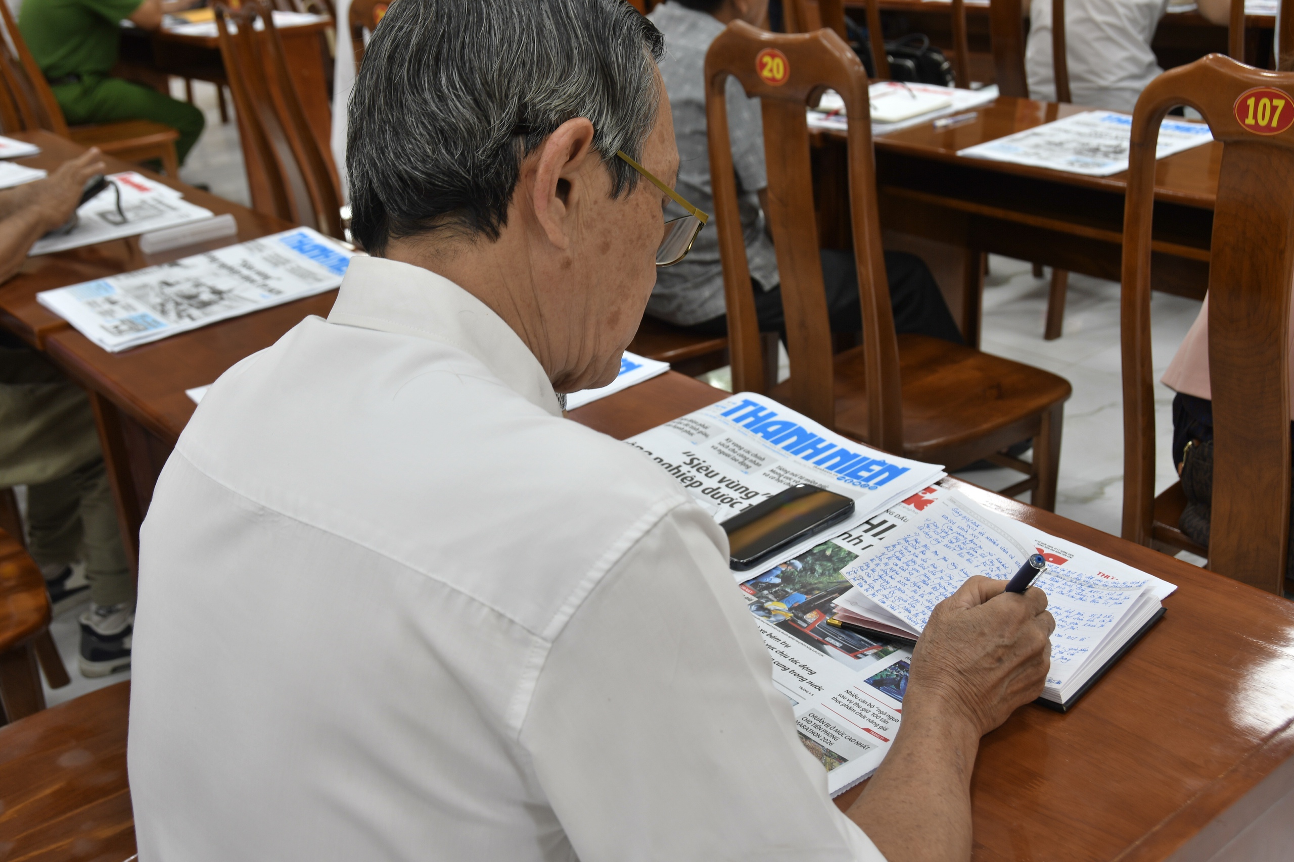 Gi&aacute; xăng dầu, việc l&agrave;m cho người miền n&uacute;i&hellip; l&agrave;m &lsquo;n&oacute;ng&rsquo; hội trường tiếp x&uacute;c cử tri - Ảnh 7.