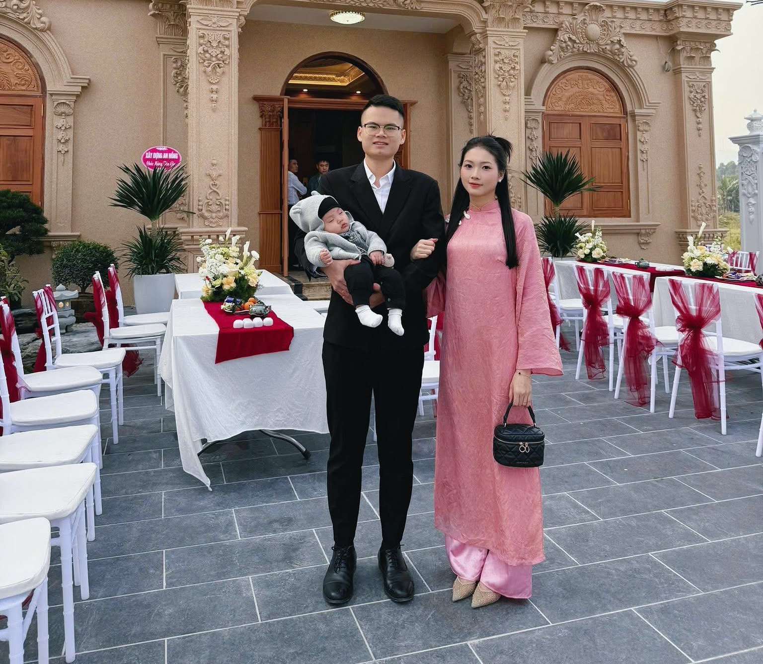 Mẹ sinh đôi khi con gái sinh con đầu lòng, cả nhà tất bật chăm 3 bé  - Ảnh 3.