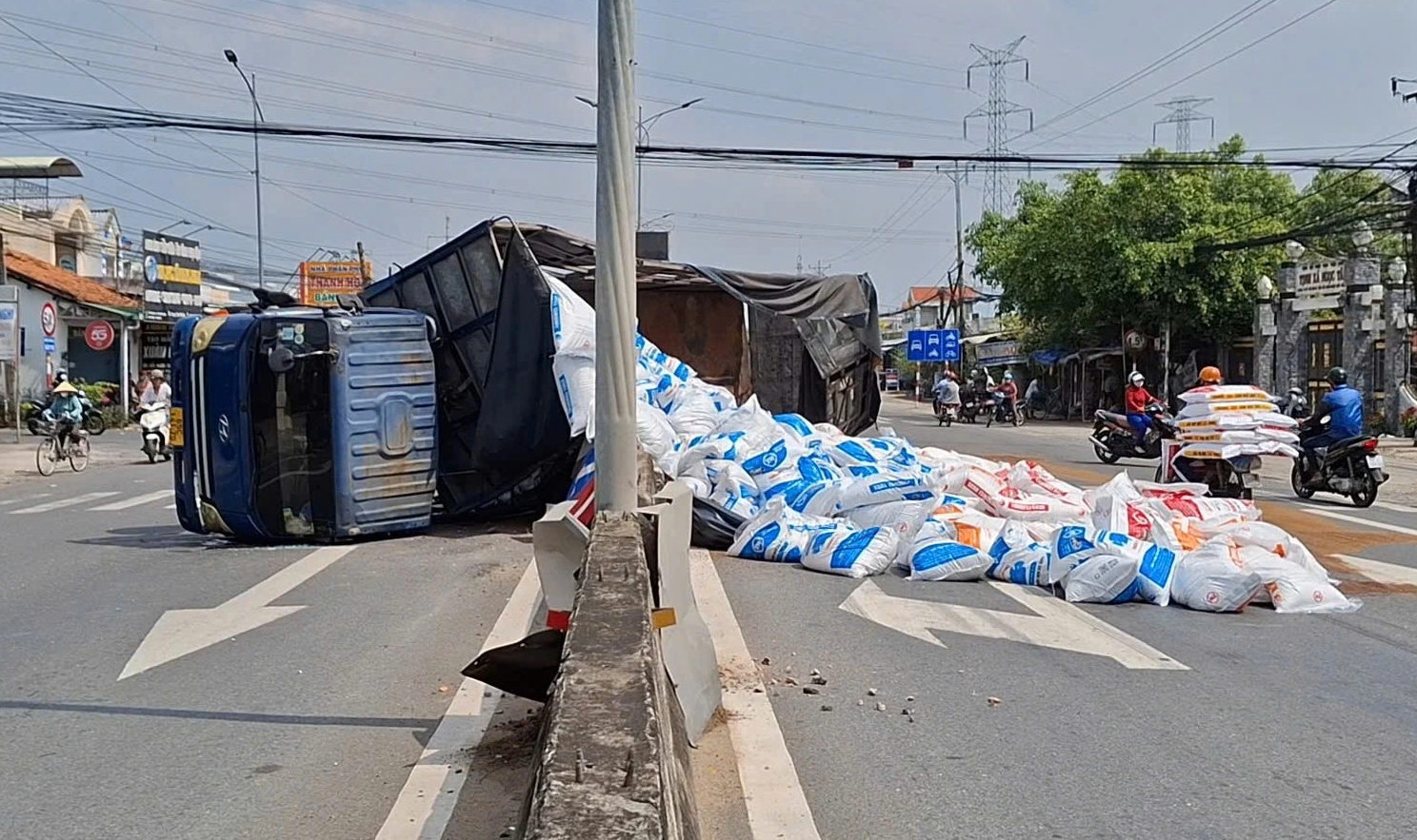 Xe tải lật ngang trên quốc lộ 1 ở Đồng Tháp sau cú đánh lái tránh xe đạp điện - Ảnh 2.