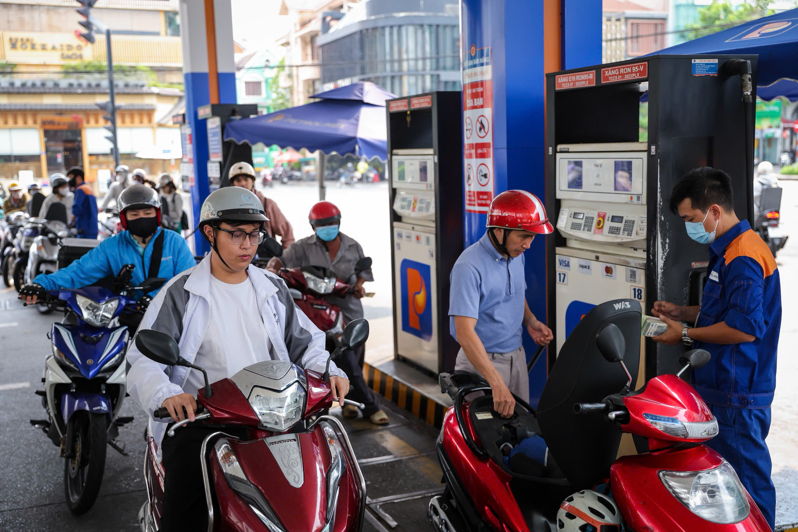 Nóng: Giảm thuế nhập khẩu một số mặt hàng xăng dầu về 0%- Ảnh 1.