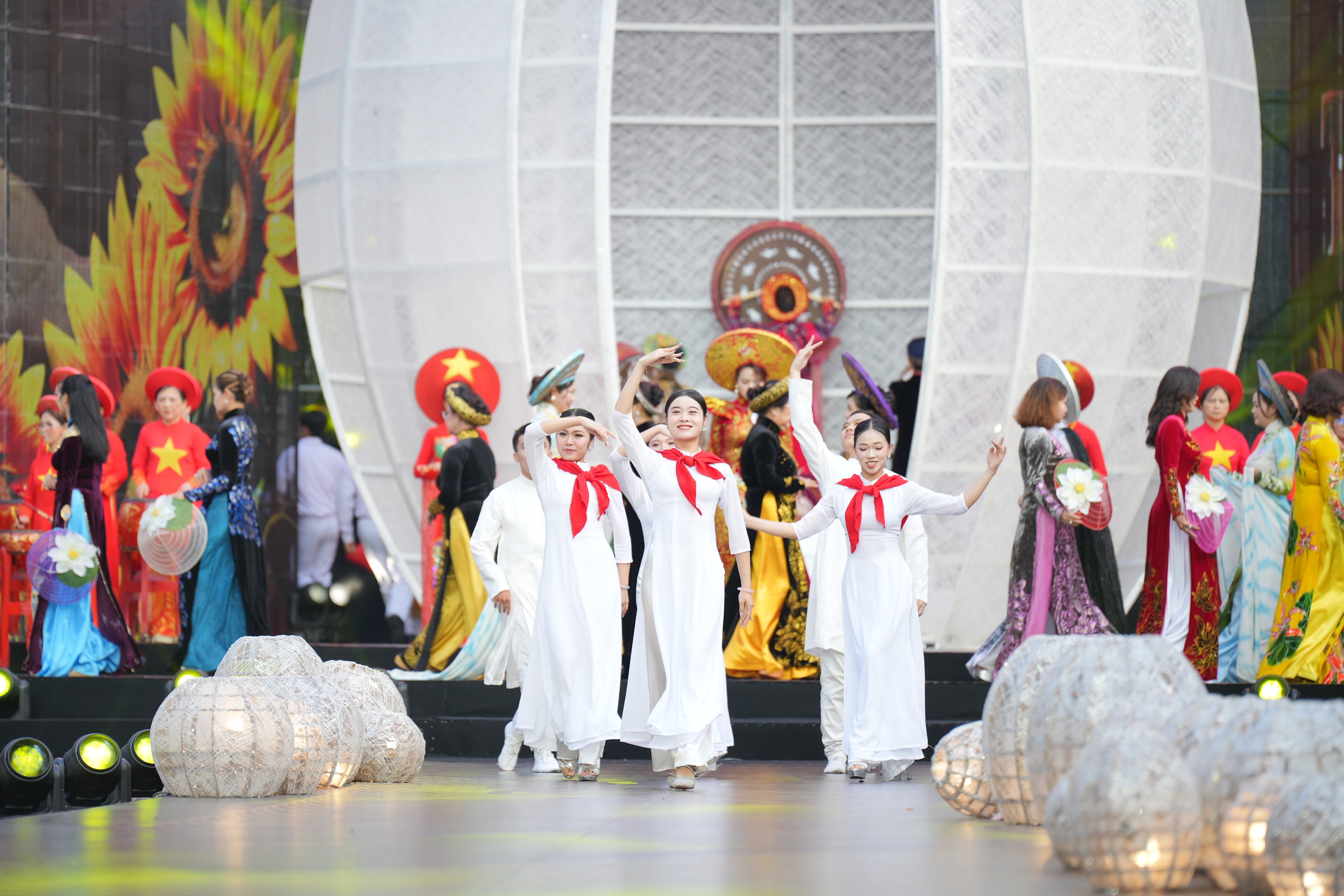 Chung kết Duy&ecirc;n d&aacute;ng &Aacute;o d&agrave;i TP.HCM: Khi cộng đồng c&ugrave;ng t&ocirc;n vinh t&agrave; &aacute;o d&acirc;n tộc- Ảnh 3.