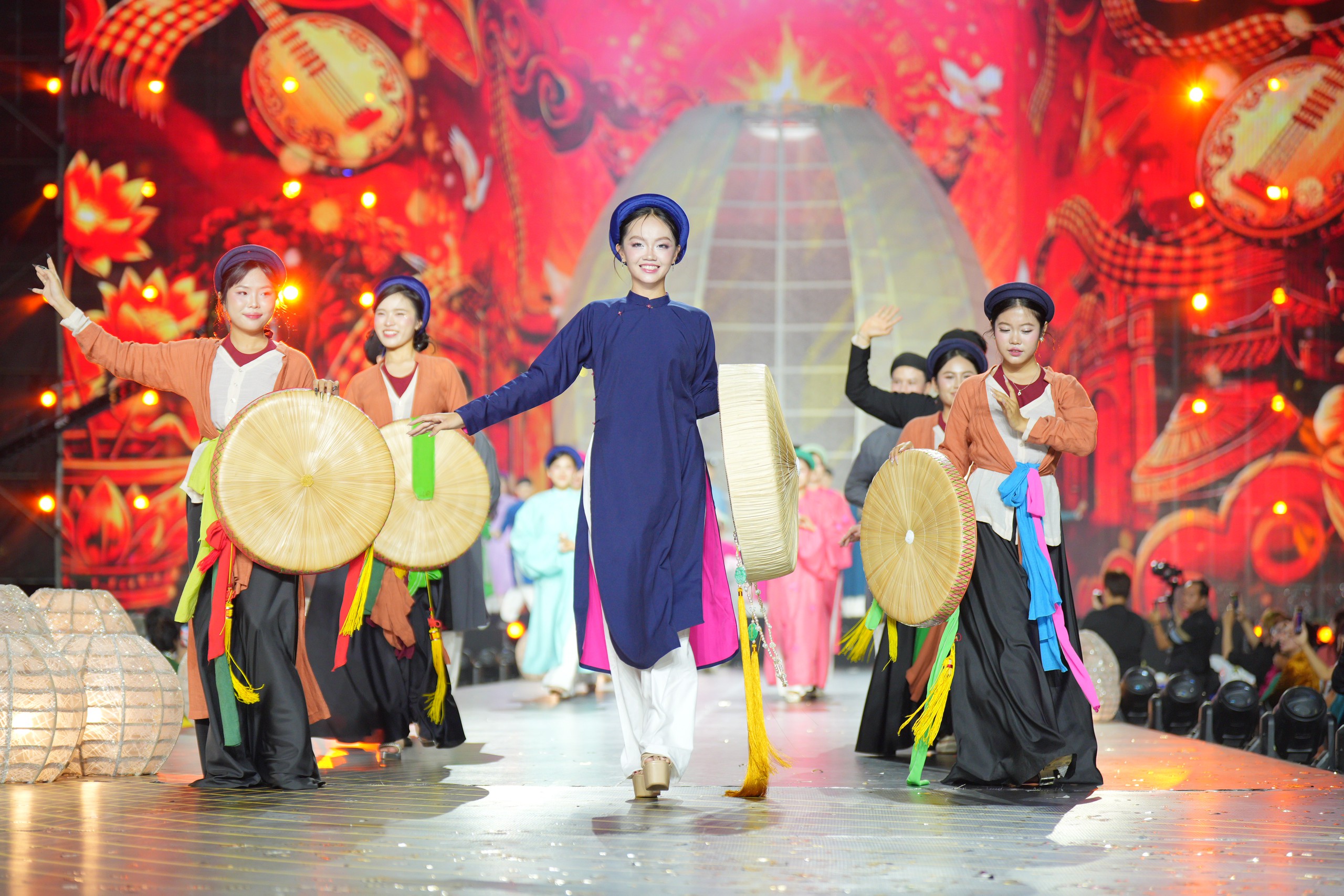 Chung kết Duy&ecirc;n d&aacute;ng &Aacute;o d&agrave;i TP.HCM: Khi cộng đồng c&ugrave;ng t&ocirc;n vinh t&agrave; &aacute;o d&acirc;n tộc- Ảnh 7.