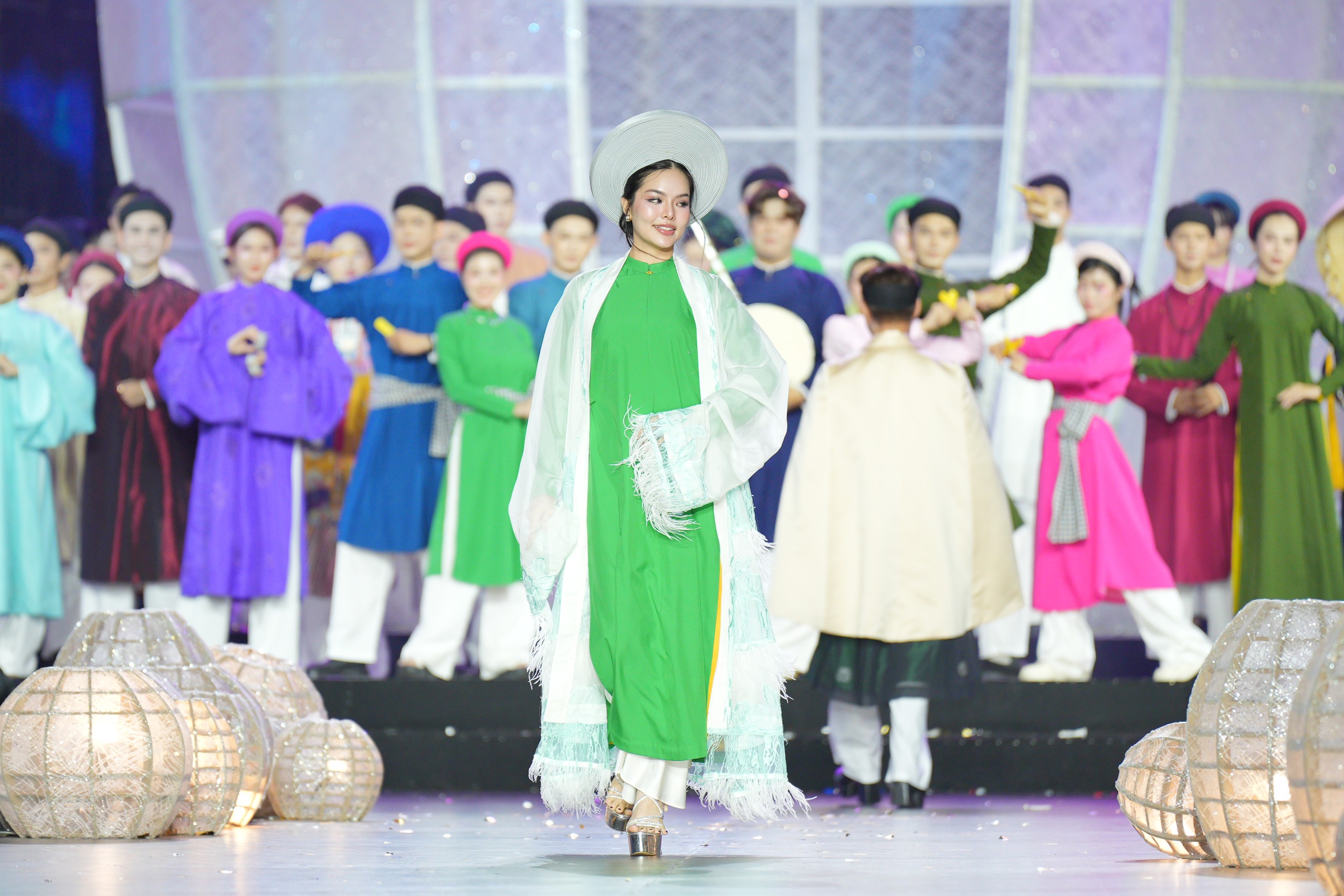 Chung kết Duy&ecirc;n d&aacute;ng &Aacute;o d&agrave;i TP.HCM: Khi cộng đồng c&ugrave;ng t&ocirc;n vinh t&agrave; &aacute;o d&acirc;n tộc- Ảnh 6.