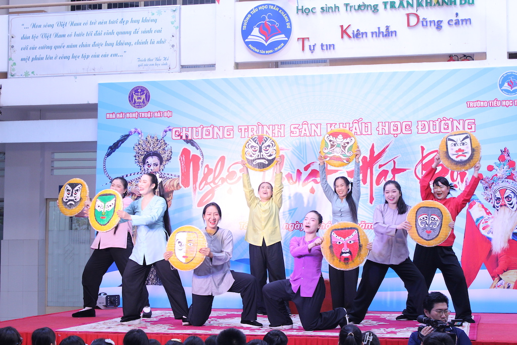 Nghệ sĩ h&aacute;t bội TP.HCM mang bất ngờ tới trường học - Ảnh 1.