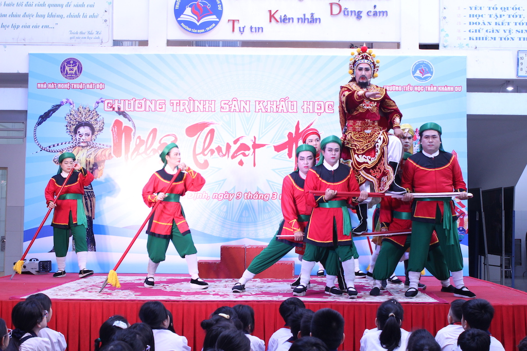 Nghệ sĩ h&aacute;t bội TP.HCM mang bất ngờ tới trường học - Ảnh 3.