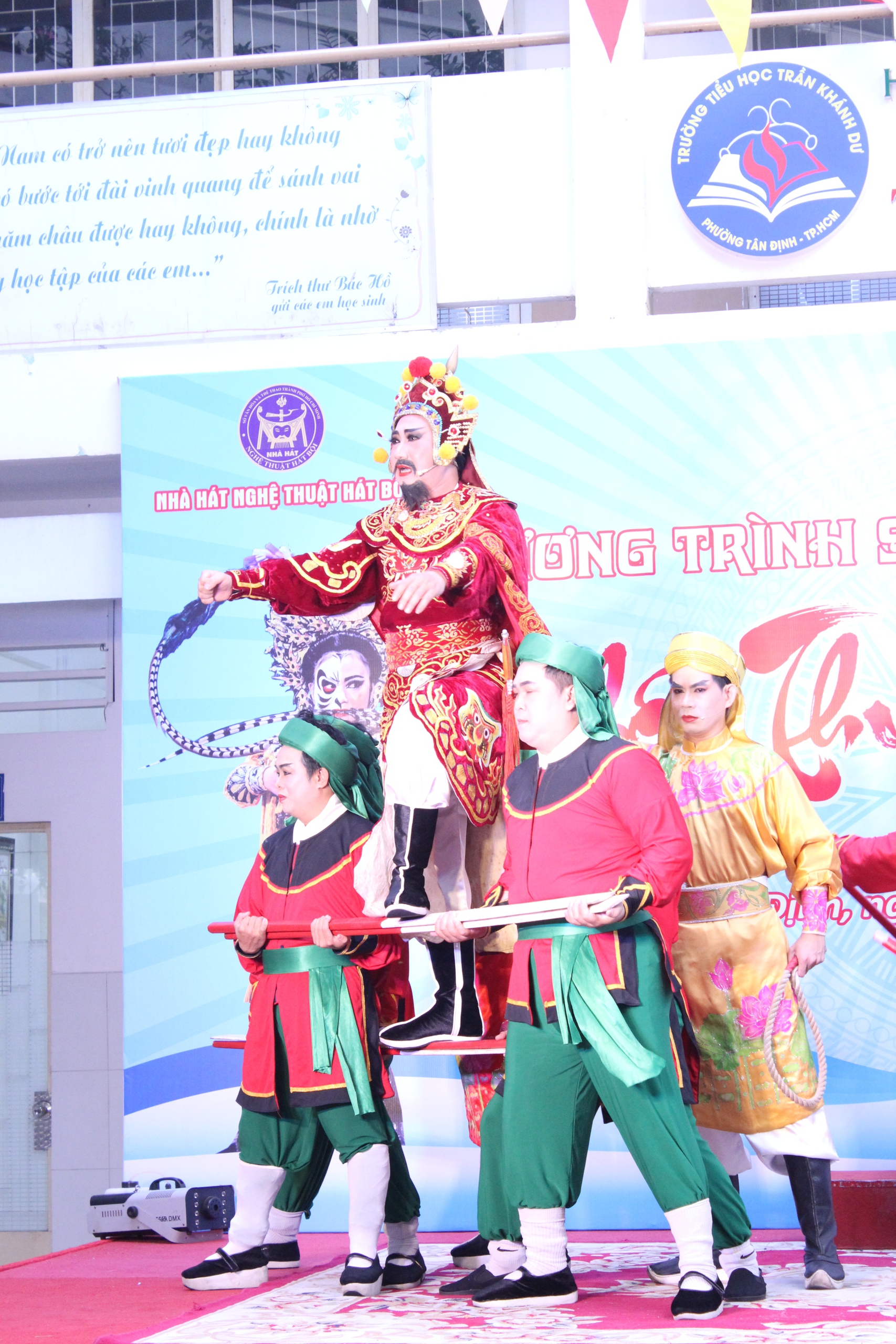 Nghệ sĩ h&aacute;t bội TP.HCM mang bất ngờ tới trường học - Ảnh 4.