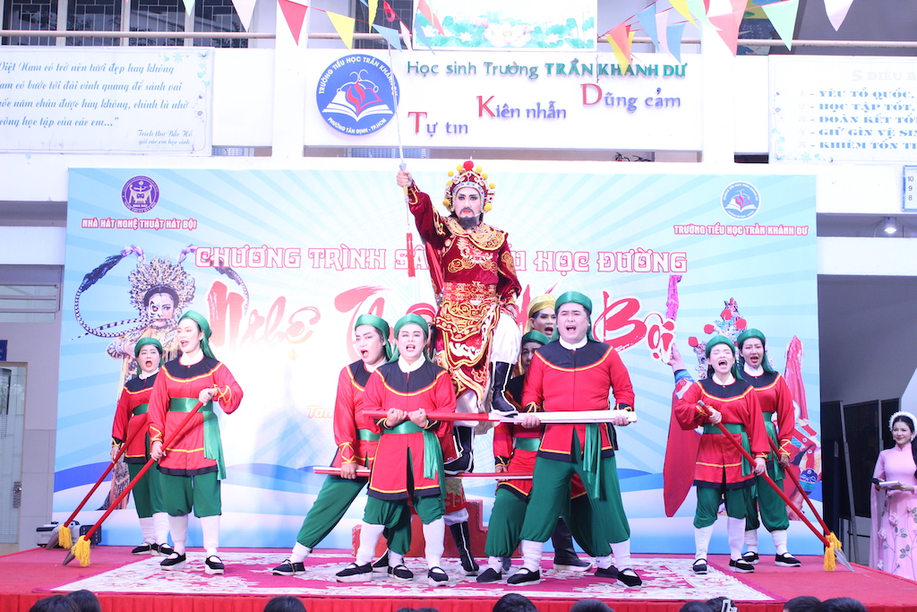 Nghệ sĩ h&aacute;t bội TP.HCM mang bất ngờ tới trường học - Ảnh 5.