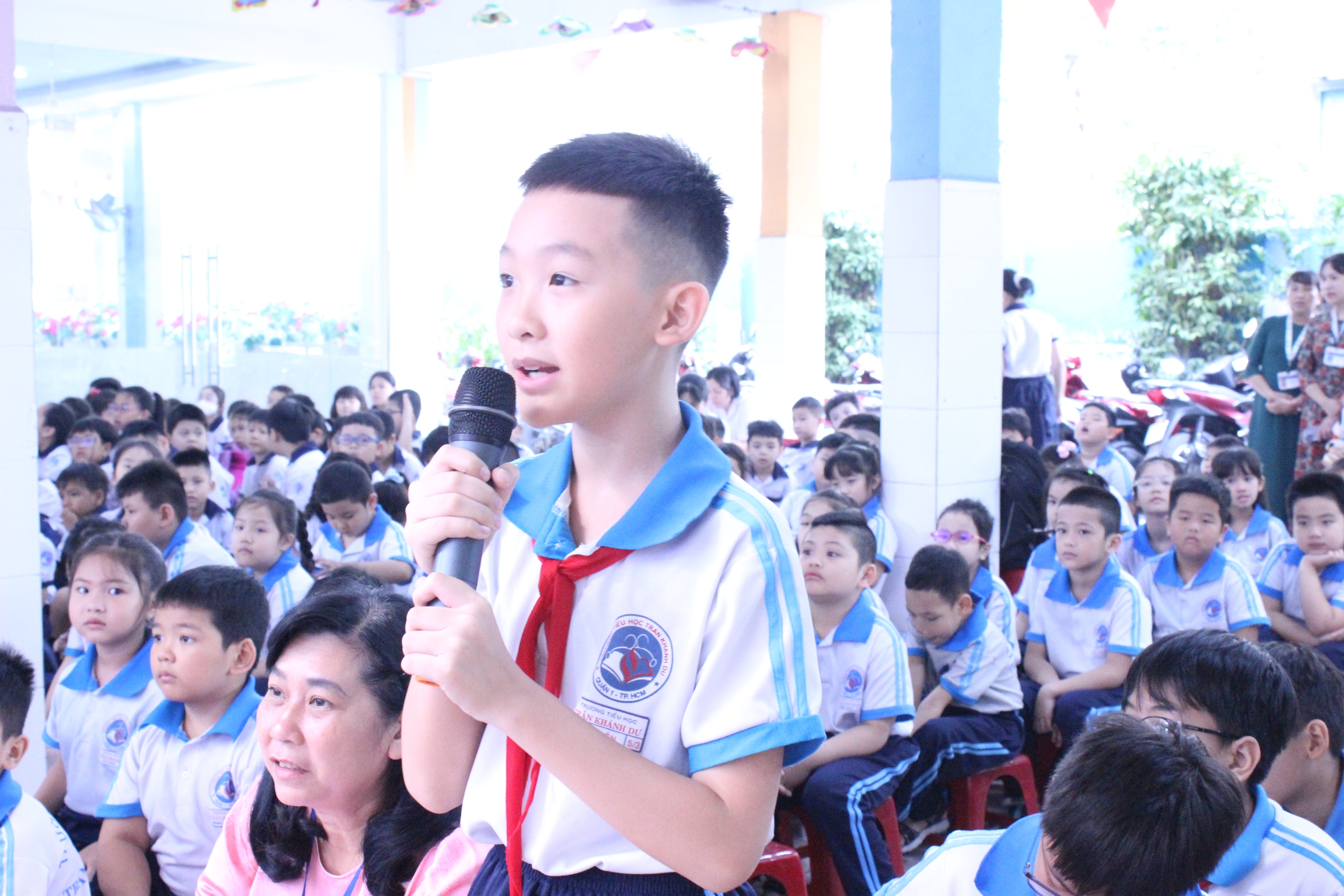 Nghệ sĩ h&aacute;t bội TP.HCM mang bất ngờ tới trường học - Ảnh 6.