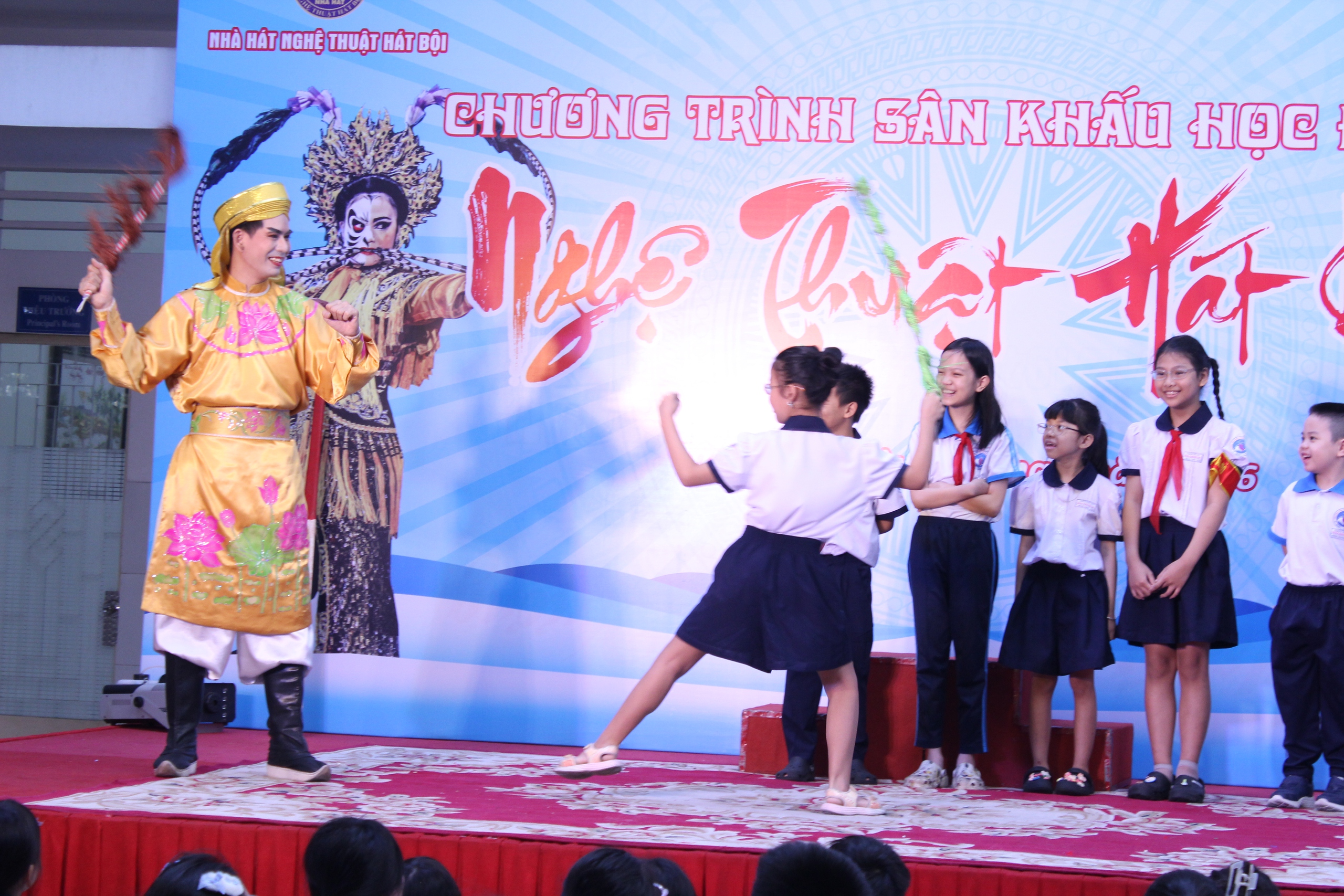 Nghệ sĩ h&aacute;t bội TP.HCM mang bất ngờ tới trường học - Ảnh 8.