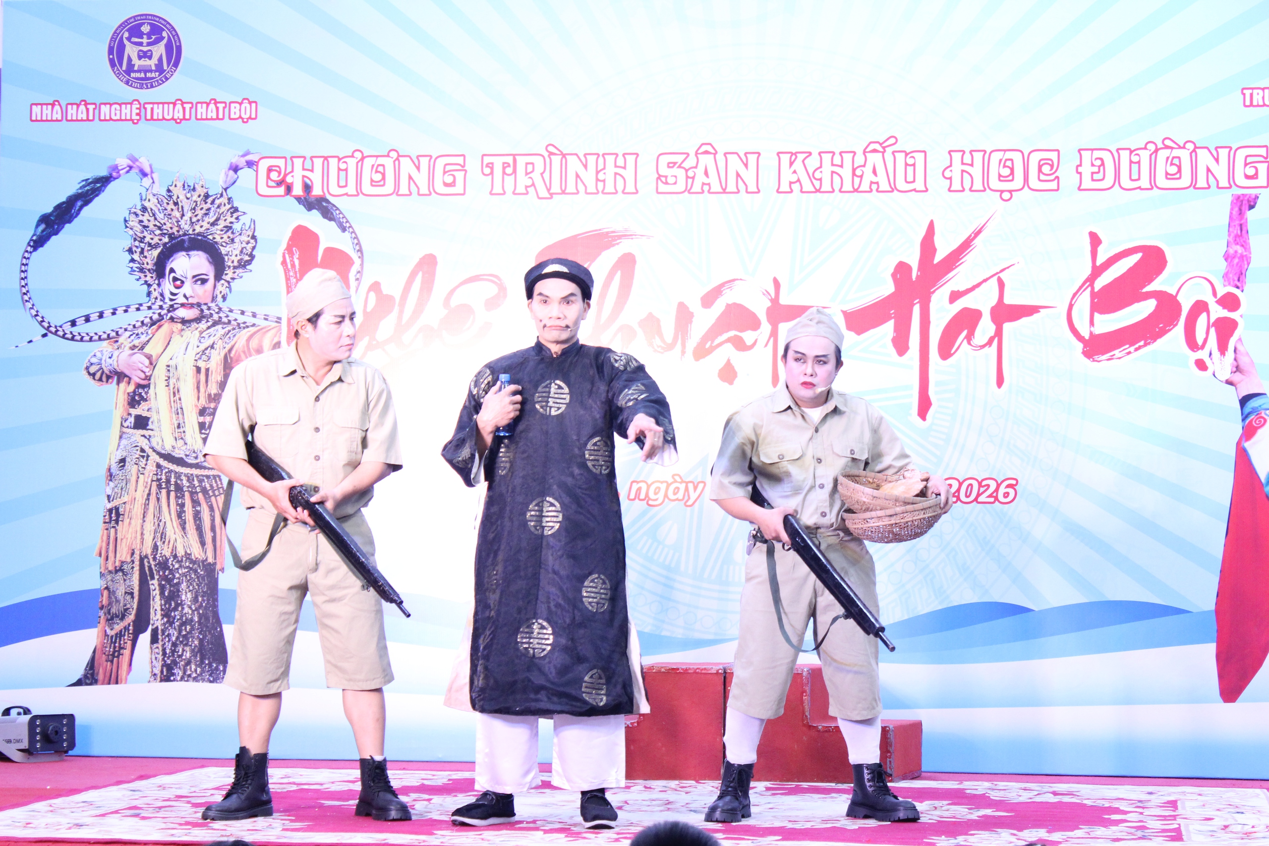 Nghệ sĩ h&aacute;t bội TP.HCM mang bất ngờ tới trường học - Ảnh 14.