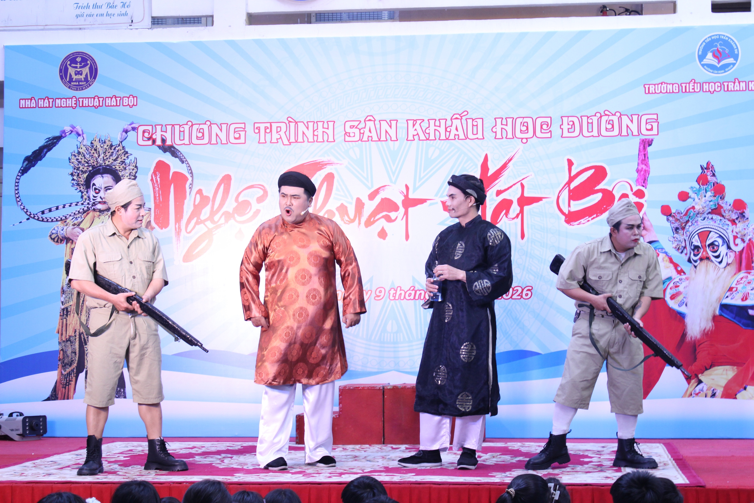 Nghệ sĩ h&aacute;t bội TP.HCM mang bất ngờ tới trường học - Ảnh 11.