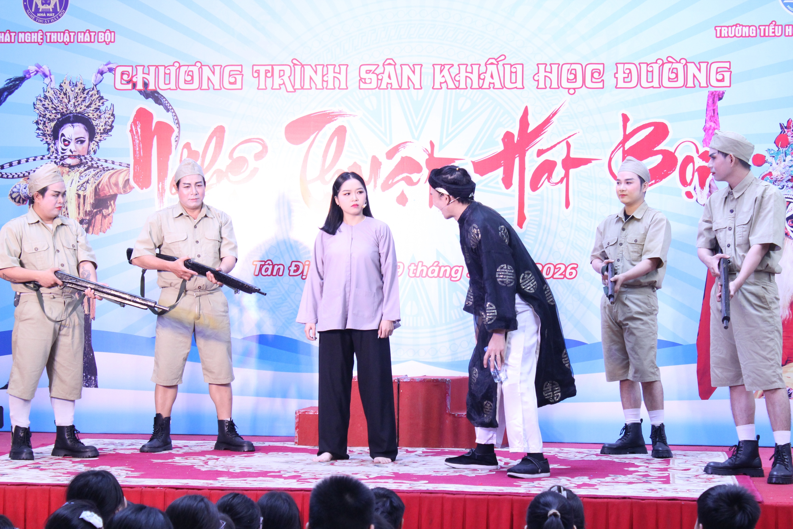 Nghệ sĩ h&aacute;t bội TP.HCM mang bất ngờ tới trường học - Ảnh 10.