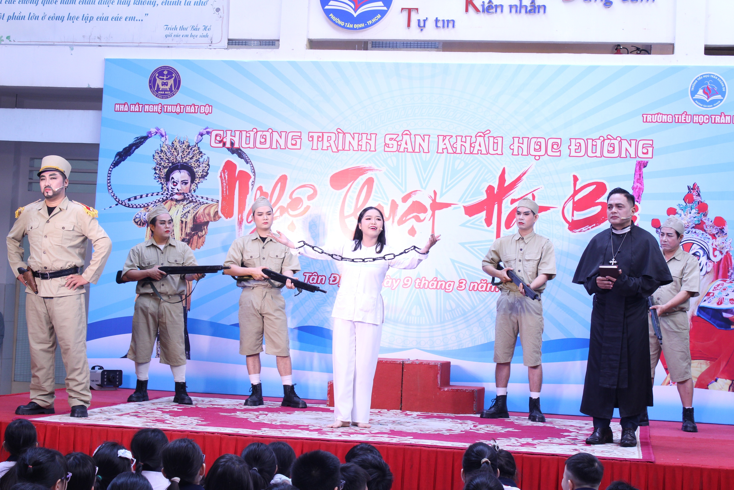 Nghệ sĩ h&aacute;t bội TP.HCM mang bất ngờ tới trường học - Ảnh 12.