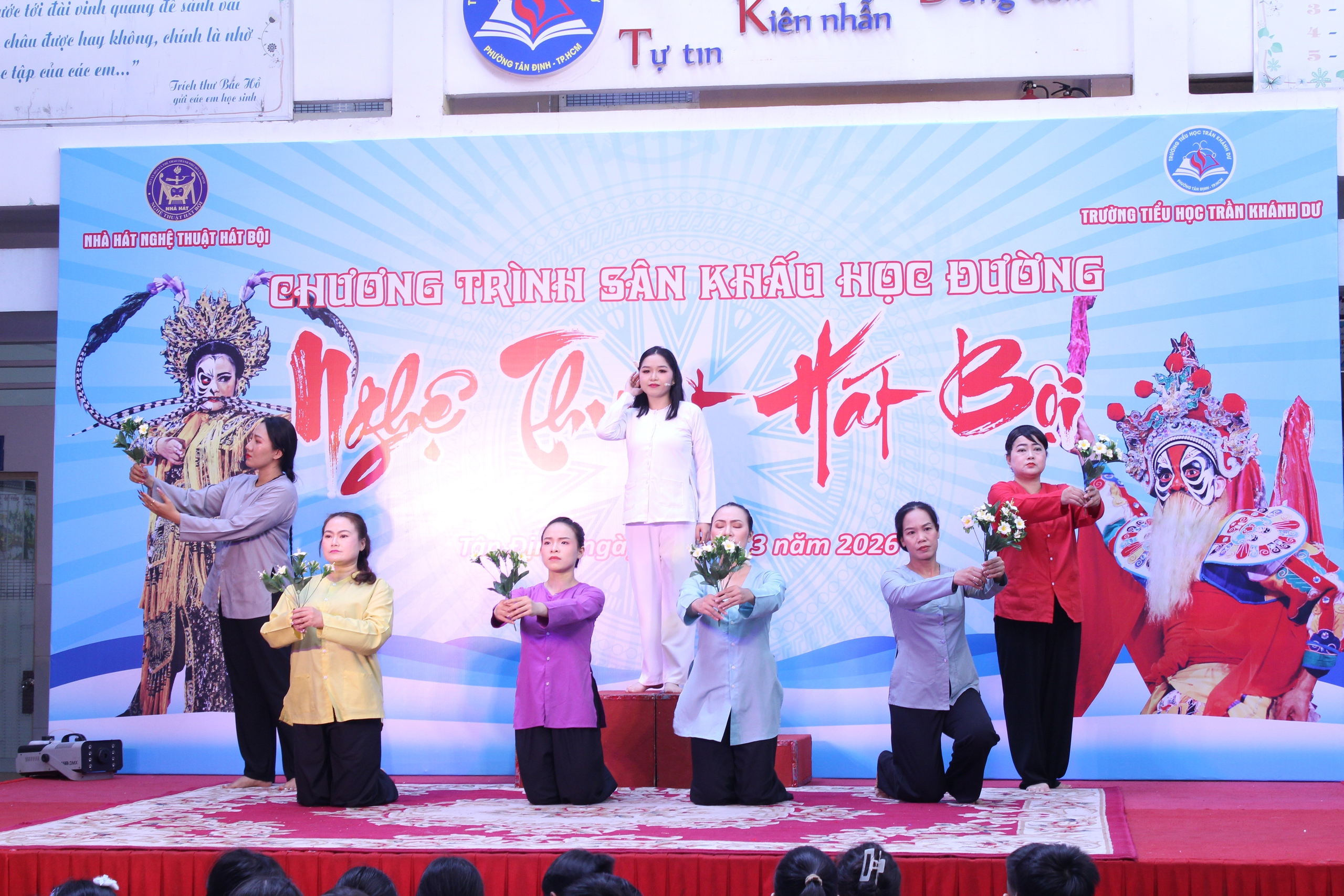 Nghệ sĩ h&aacute;t bội TP.HCM mang bất ngờ tới trường học - Ảnh 13.