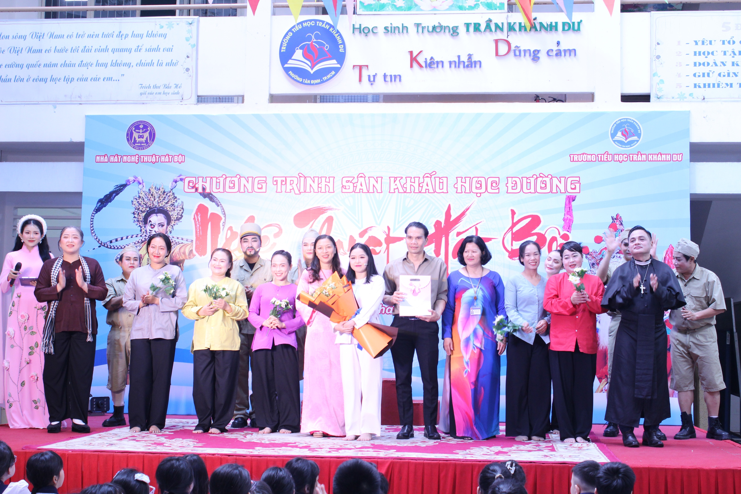 Nghệ sĩ h&aacute;t bội TP.HCM mang bất ngờ tới trường học - Ảnh 15.