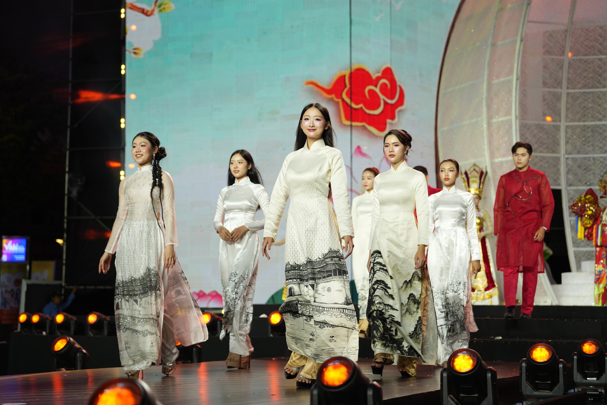 Chung kết Duy&ecirc;n d&aacute;ng &Aacute;o d&agrave;i TP.HCM: Khi cộng đồng c&ugrave;ng t&ocirc;n vinh t&agrave; &aacute;o d&acirc;n tộc- Ảnh 5.