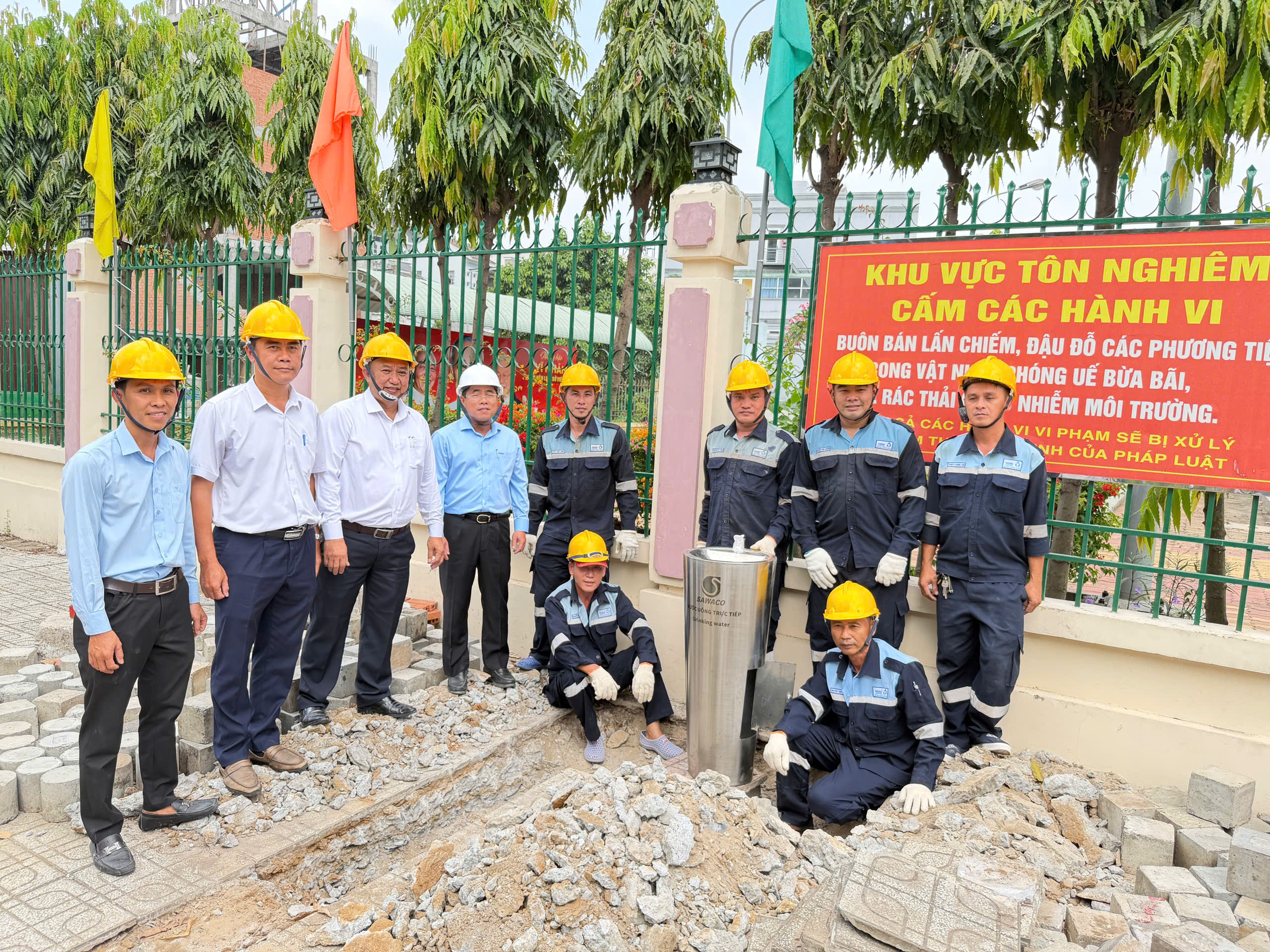 SAWACO lắp trụ nước uống miễn phí tại Đài tưởng niệm sau kiến nghị của cử tri - Ảnh 3.