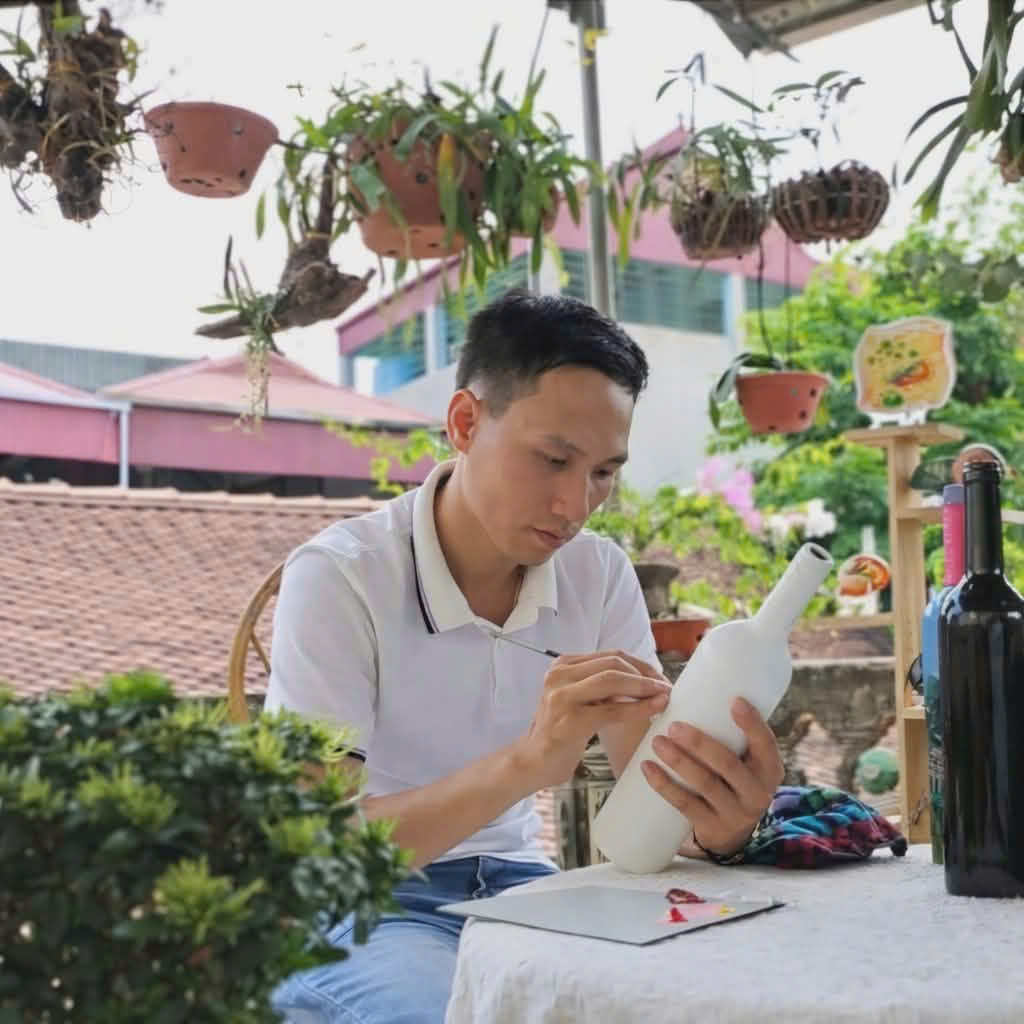 Nghệ thuật từ rác: Thầy giáo Hà Nội biến chai thủy tinh thành tác phẩm độc đáo - Ảnh 1.