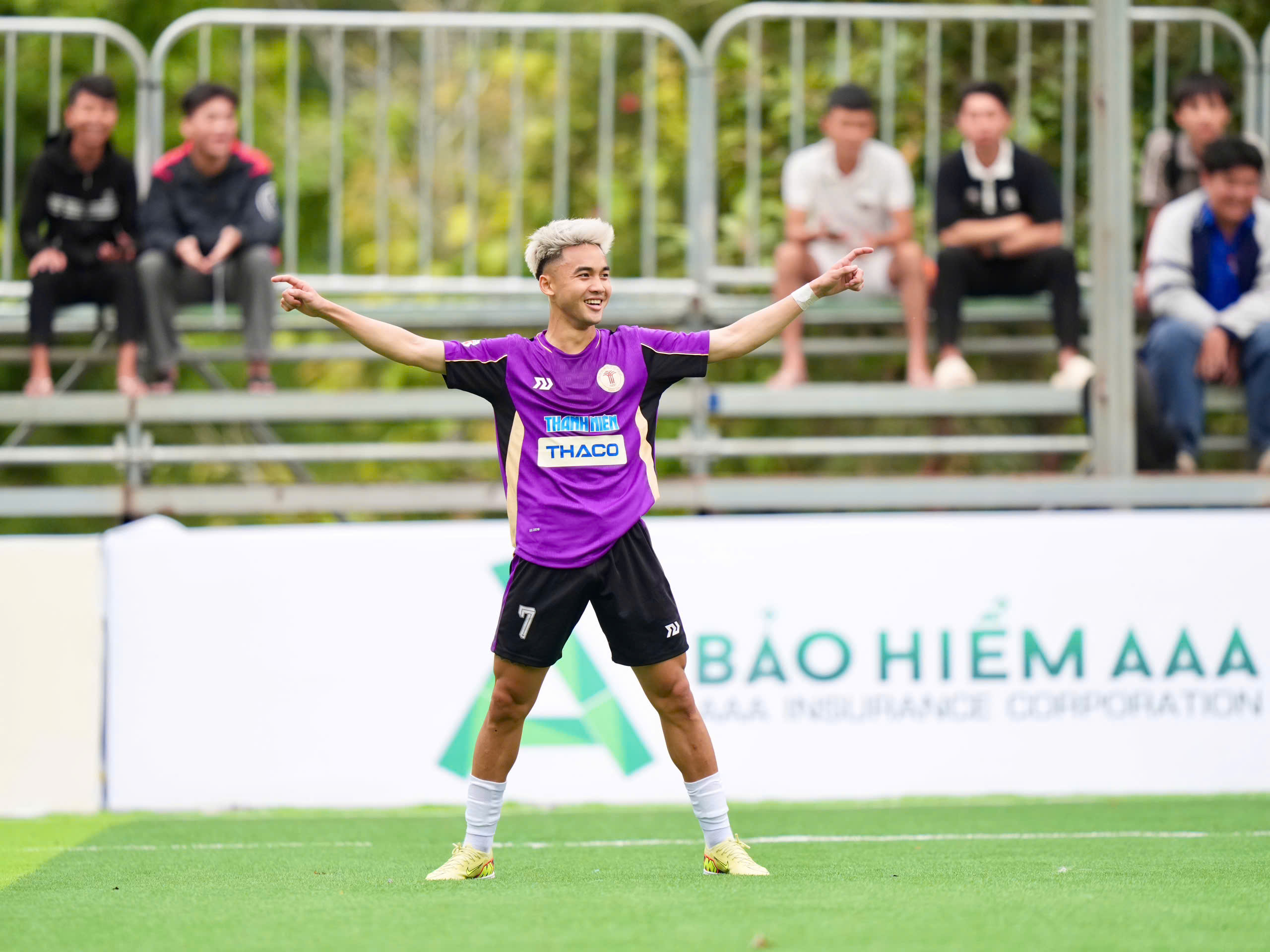 'Neymar xứ Thanh' Trọng T&ugrave;ng: Cứ s&uacute;t l&agrave; c&oacute; b&agrave;n, đi v&agrave;o lịch sử TNSV THACO cup- Ảnh 1.