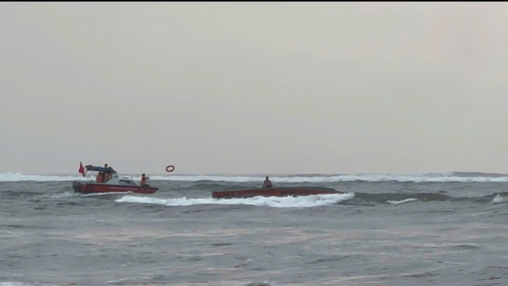 Một tàu cá bị lật khi vào cửa Nhật Lệ, 5 ngư dân được cứu - Ảnh 2.