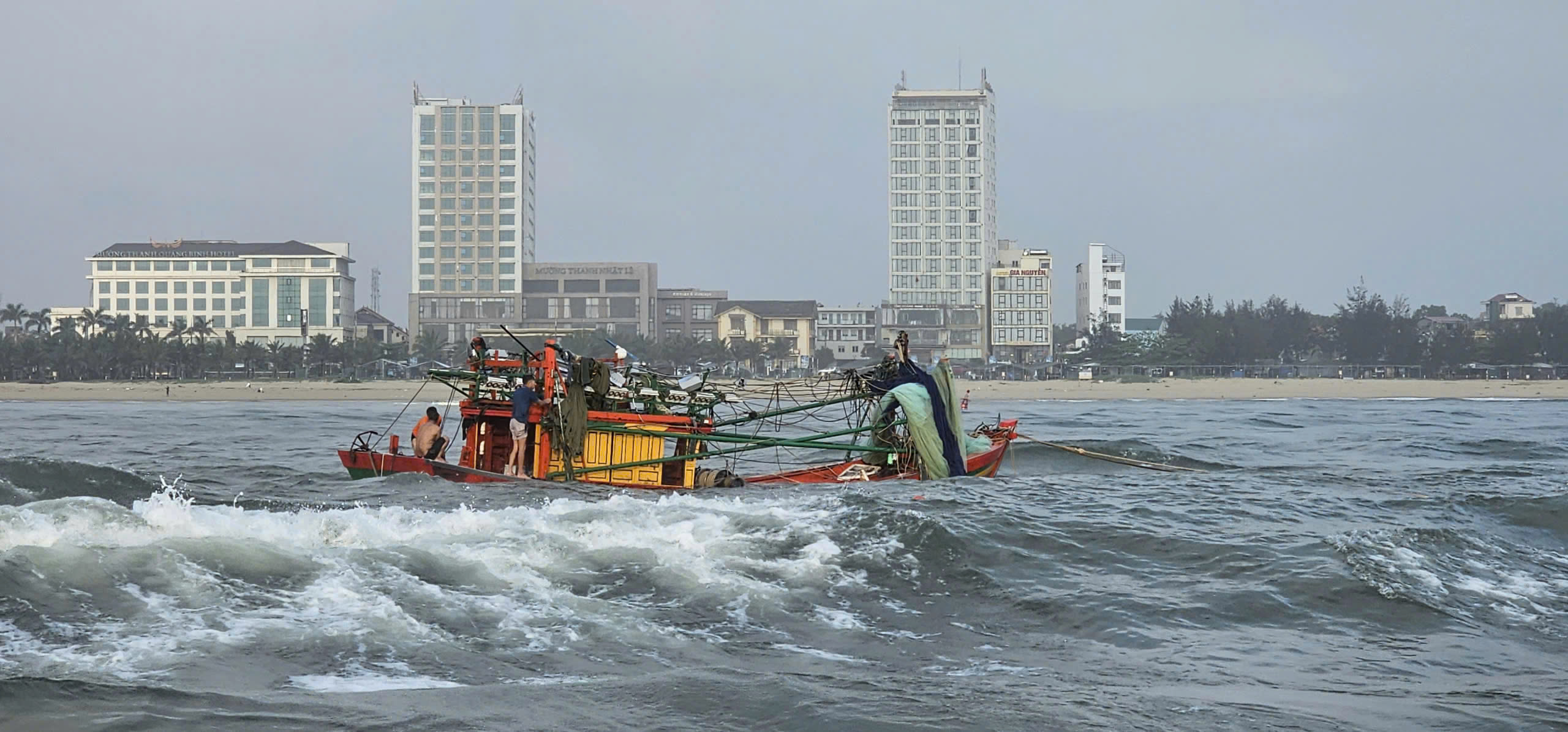 Một tàu cá bị lật khi vào cửa Nhật Lệ, 5 ngư dân được cứu - Ảnh 1.