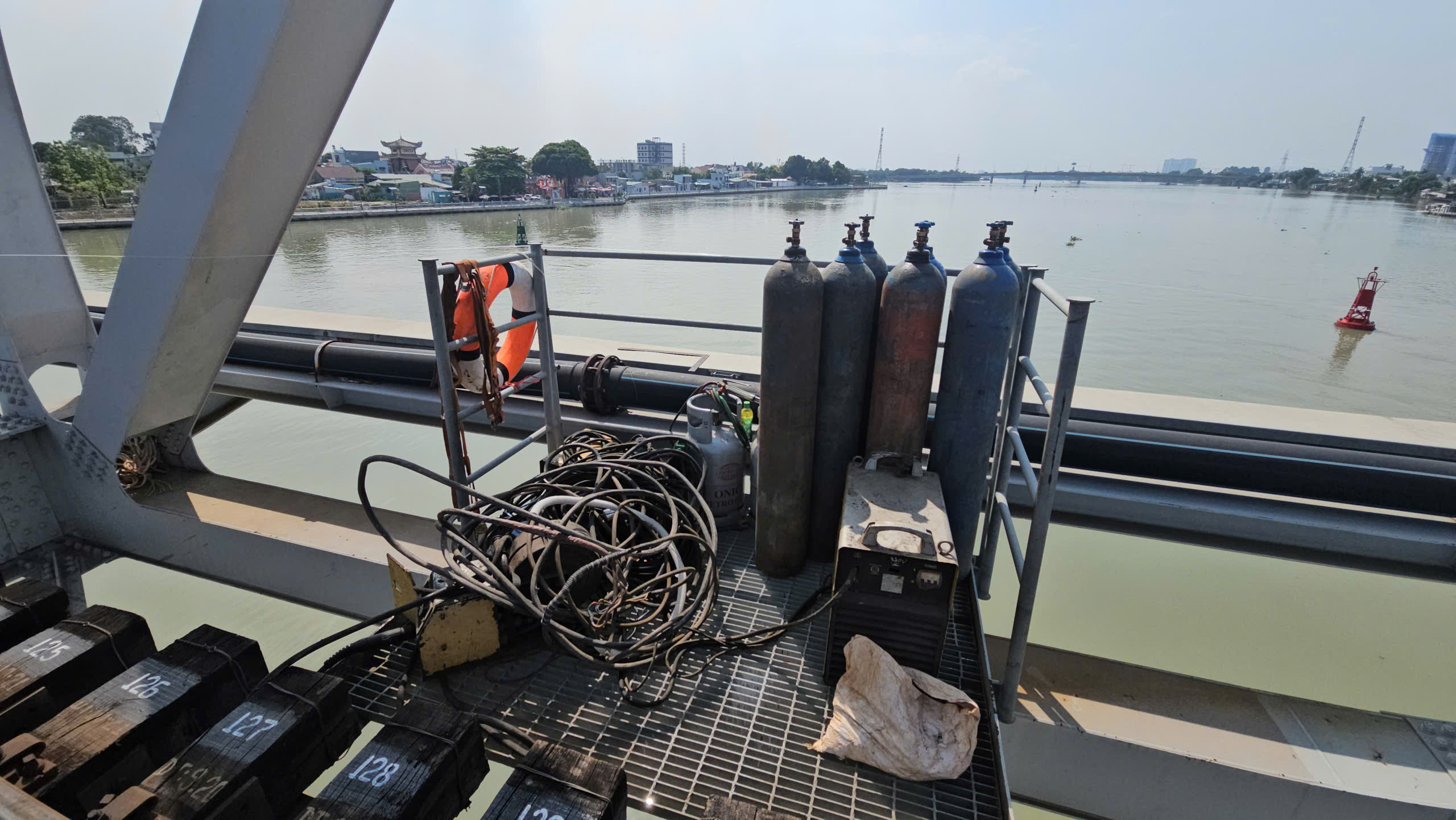 Cầu Ghềnh sẽ được gia cố để lưu thông tạm từ 12.3 - Ảnh 4.