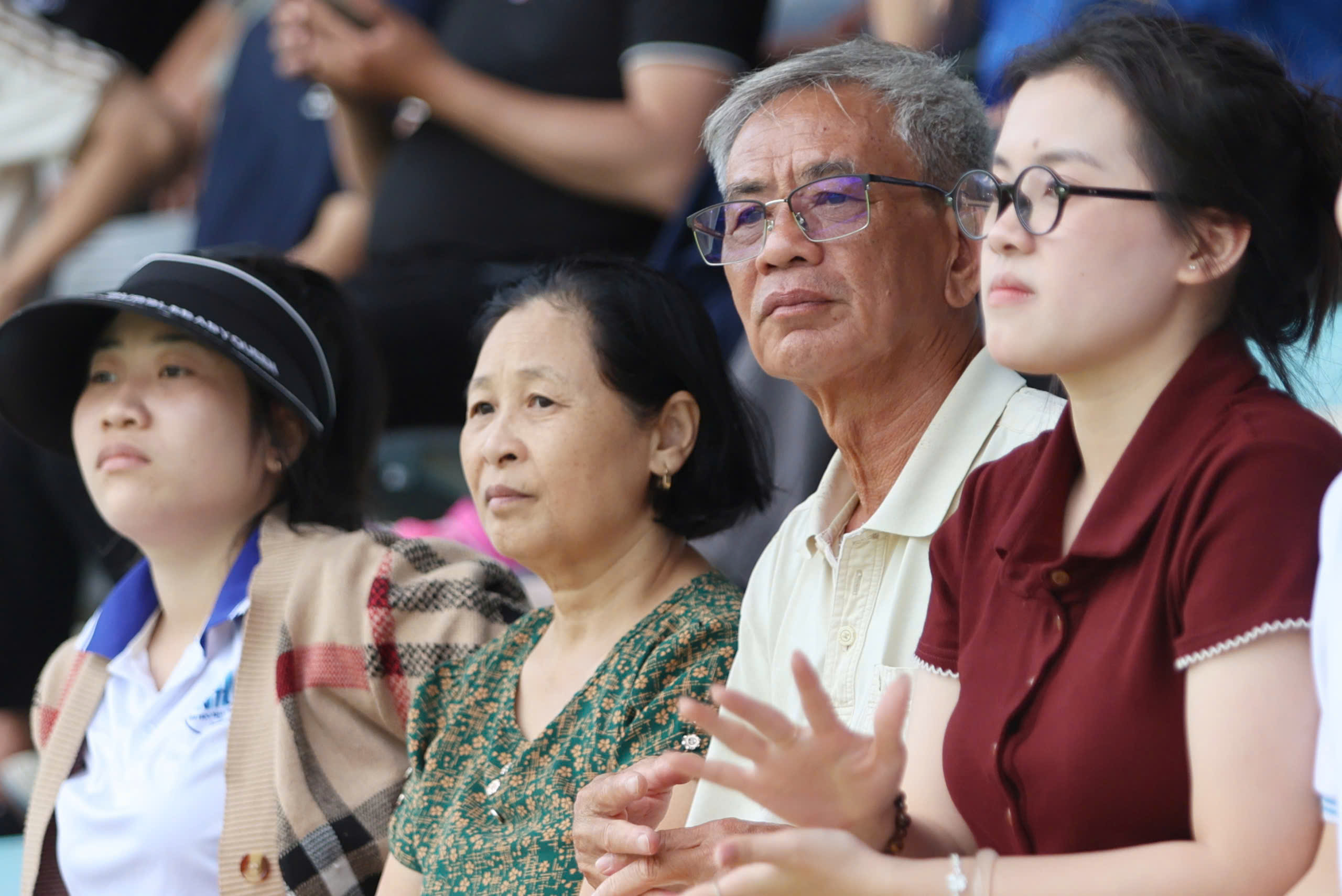 TNSV THACO cup 2026: &Ocirc;ng b&agrave; vượt 1.200 km đến Nha Trang cổ vũ ch&aacute;u trai- Ảnh 3.