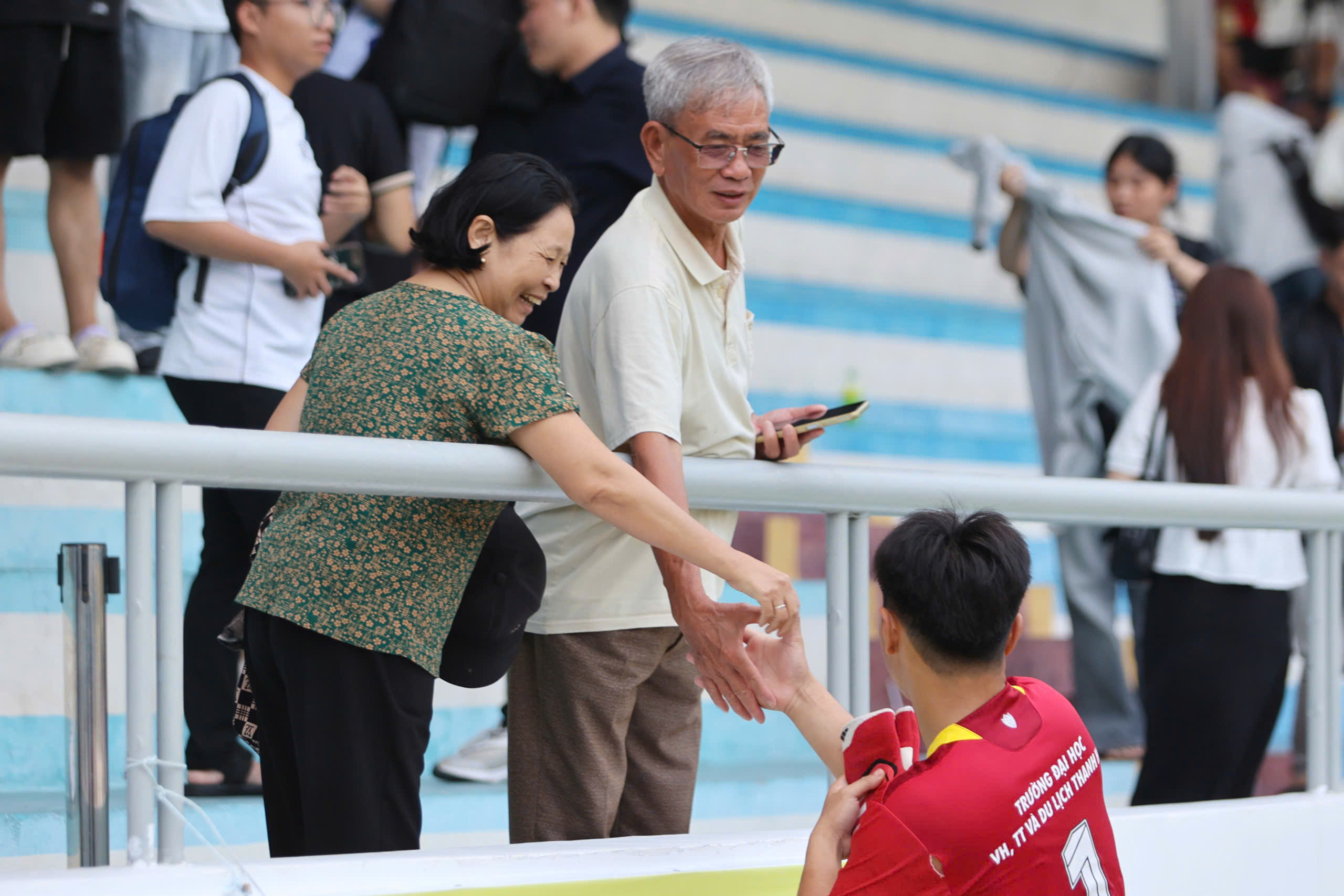 TNSV THACO cup 2026: &Ocirc;ng b&agrave; vượt 1.200 km đến Nha Trang cổ vũ ch&aacute;u trai- Ảnh 5.