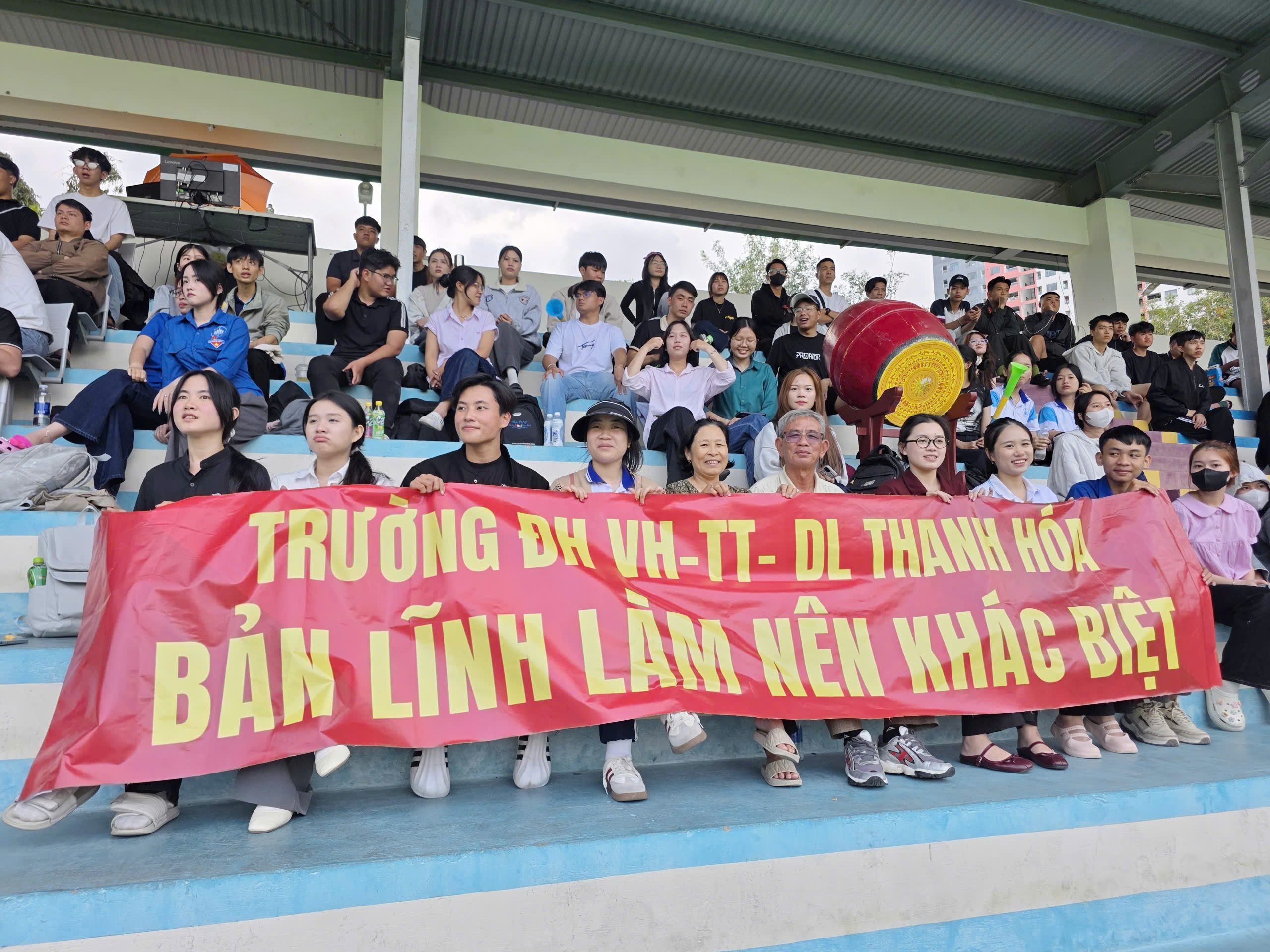 TNSV THACO cup 2026: &Ocirc;ng b&agrave; vượt 1.200 km đến Nha Trang cổ vũ ch&aacute;u trai- Ảnh 2.