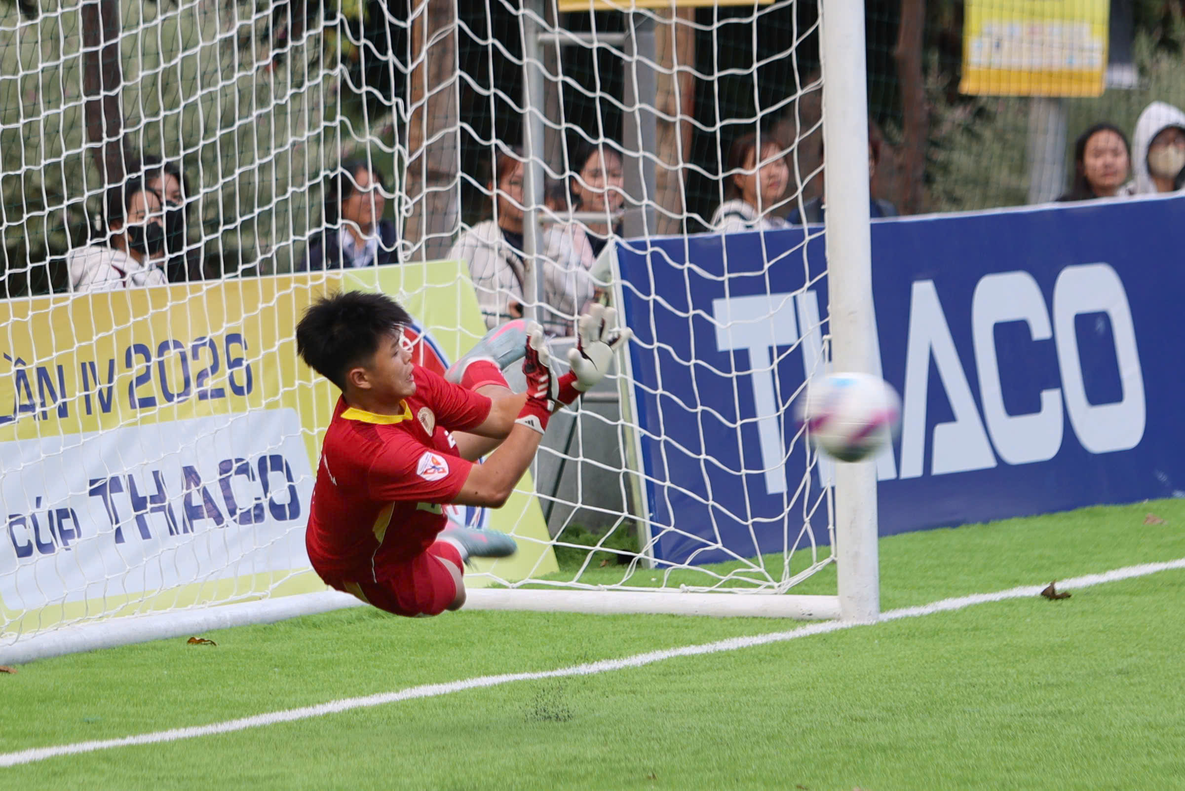 TNSV THACO cup 2026: &Ocirc;ng b&agrave; vượt 1.200 km đến Nha Trang cổ vũ ch&aacute;u trai- Ảnh 4.
