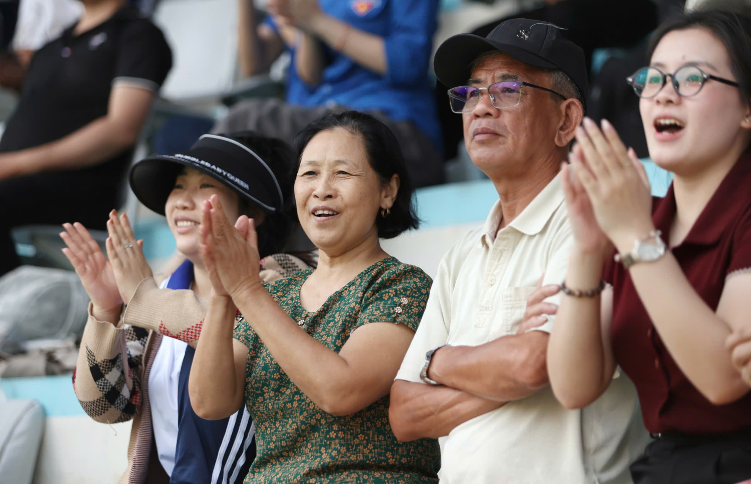 TNSV THACO cup 2026: &Ocirc;ng b&agrave; vượt 1.200 km đến Nha Trang cổ vũ ch&aacute;u trai- Ảnh 1.