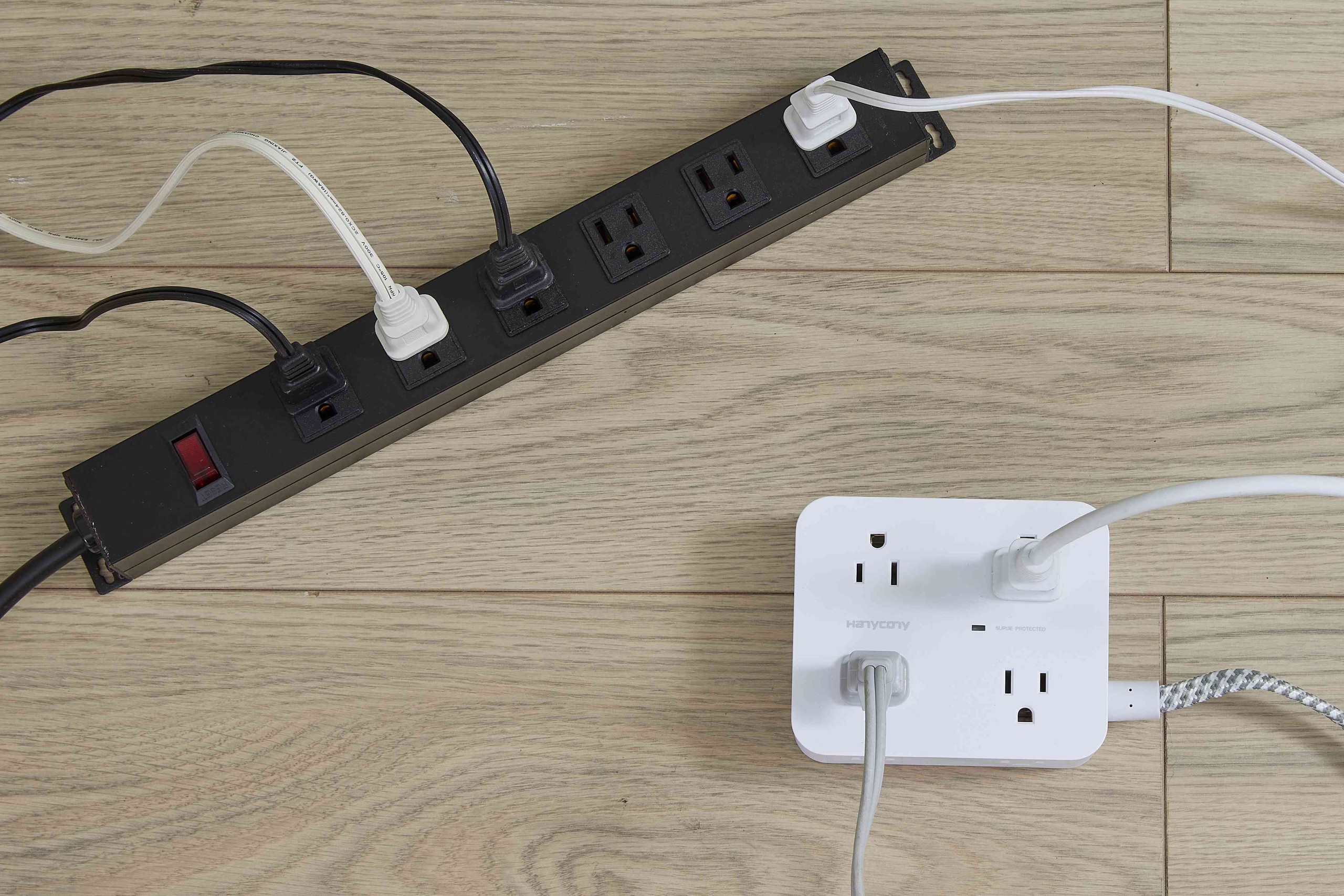 Những thiết bị tuyệt đối không nên dùng với ổ cắm điện - Ảnh 1.