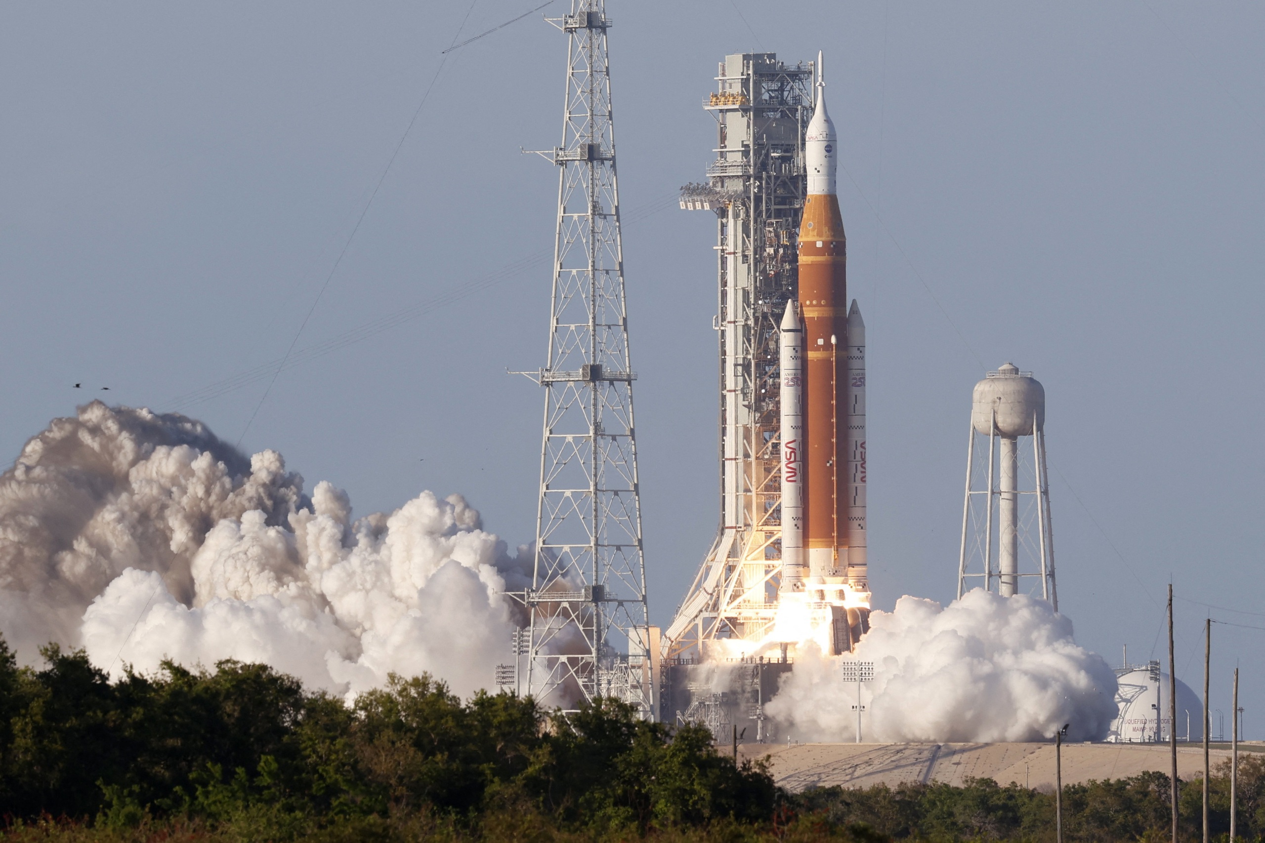 Phi hành gia NASA khởi hành lên mặt trăng- Ảnh 1.