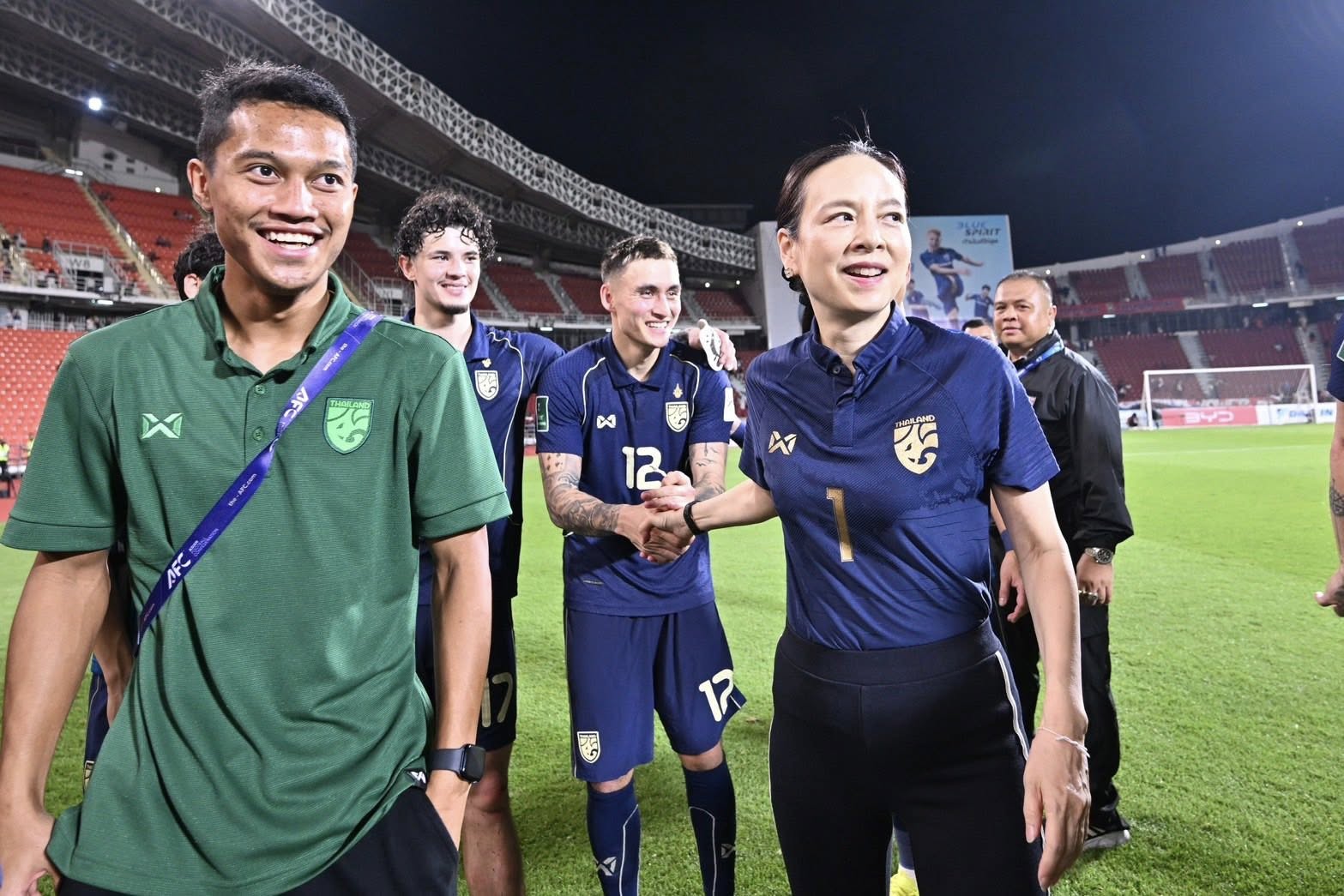 Madam Pang v&agrave; đội tuyển Th&aacute;i Lan sắp phải nộp phạt 500 triệu đồng v&igrave;  Chanathip&hellip; đốt ph&aacute;o s&aacute;ng