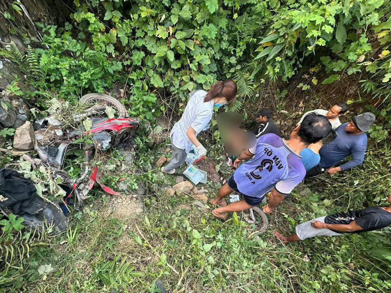 Xe máy lao xuống vực, nửa ngày mới được phát hiện, vợ tử vong, chồng bị thương nặng- Ảnh 1.