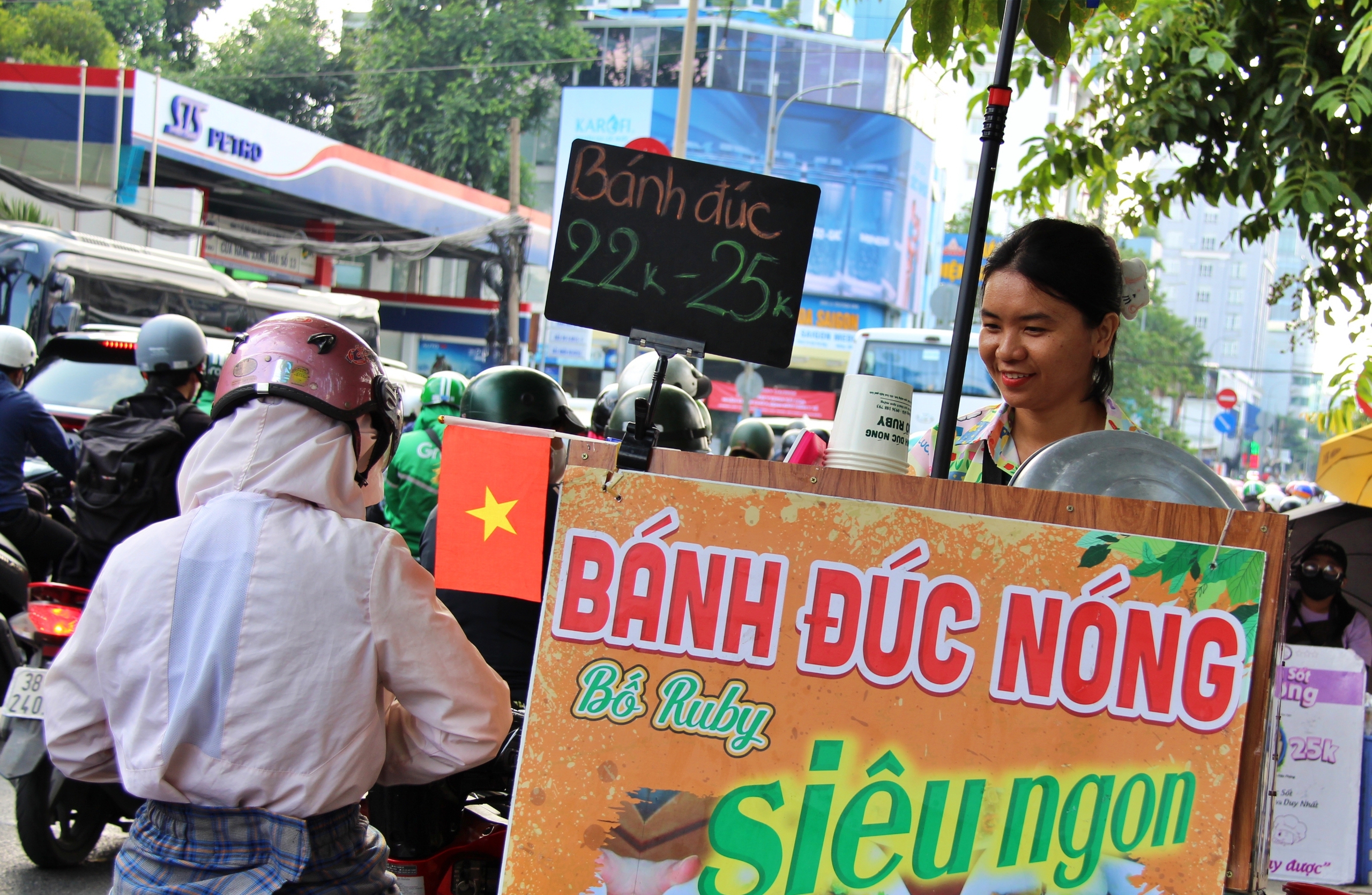 Bỏ việc văn ph&ograve;ng đi b&aacute;n b&aacute;nh đ&uacute;c: C&ocirc; g&aacute;i nhận 'mức l&atilde;i' kh&ocirc;ng chỉ c&oacute; tiền&hellip; - Ảnh 1.