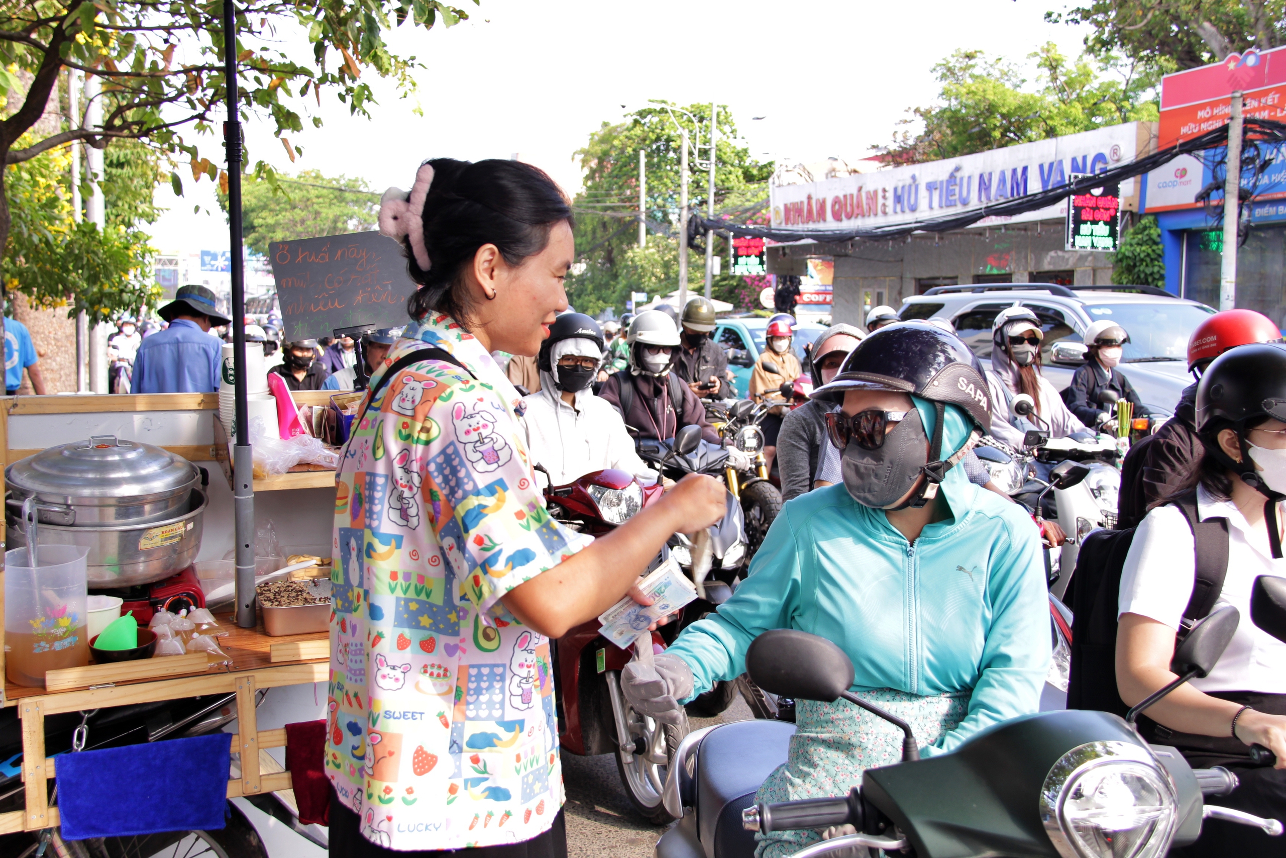 Bỏ việc văn ph&ograve;ng đi b&aacute;n b&aacute;nh đ&uacute;c: C&ocirc; g&aacute;i nhận 'mức l&atilde;i' kh&ocirc;ng chỉ c&oacute; tiền&hellip; - Ảnh 4.