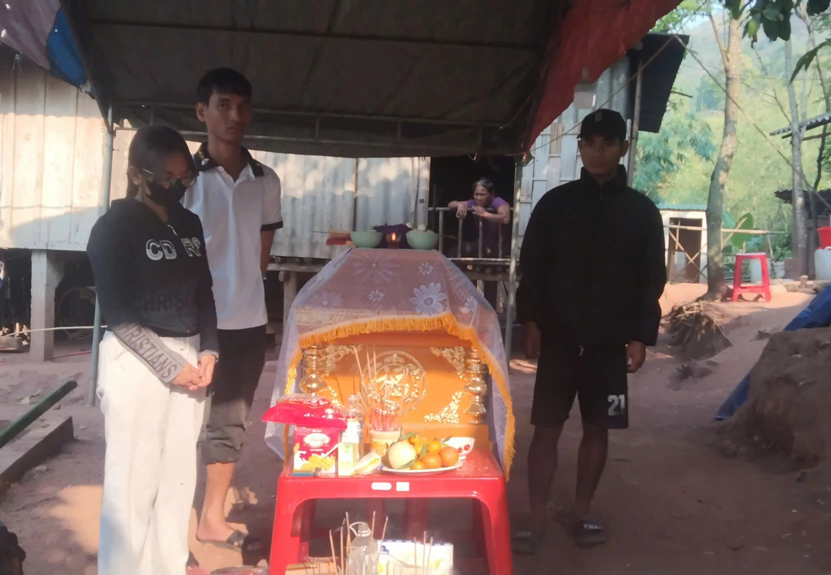 Xe máy lao xuống vực, nửa ngày mới được phát hiện, vợ tử vong, chồng bị thương nặng- Ảnh 2.