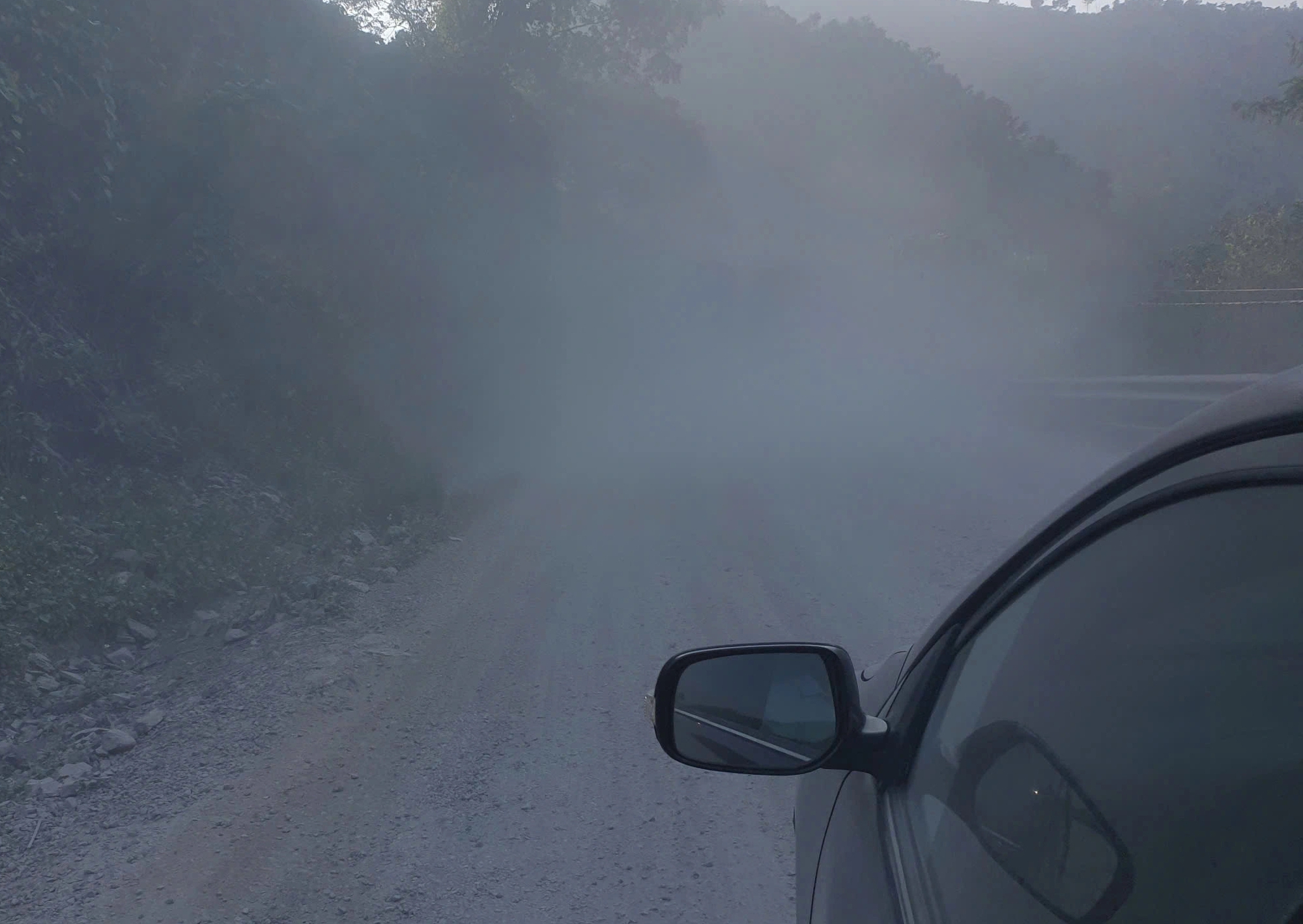 Đường Hồ Chí Minh mù mịt bụi thi công, tài xế 'dò đường' giữa ban ngày- Ảnh 1.