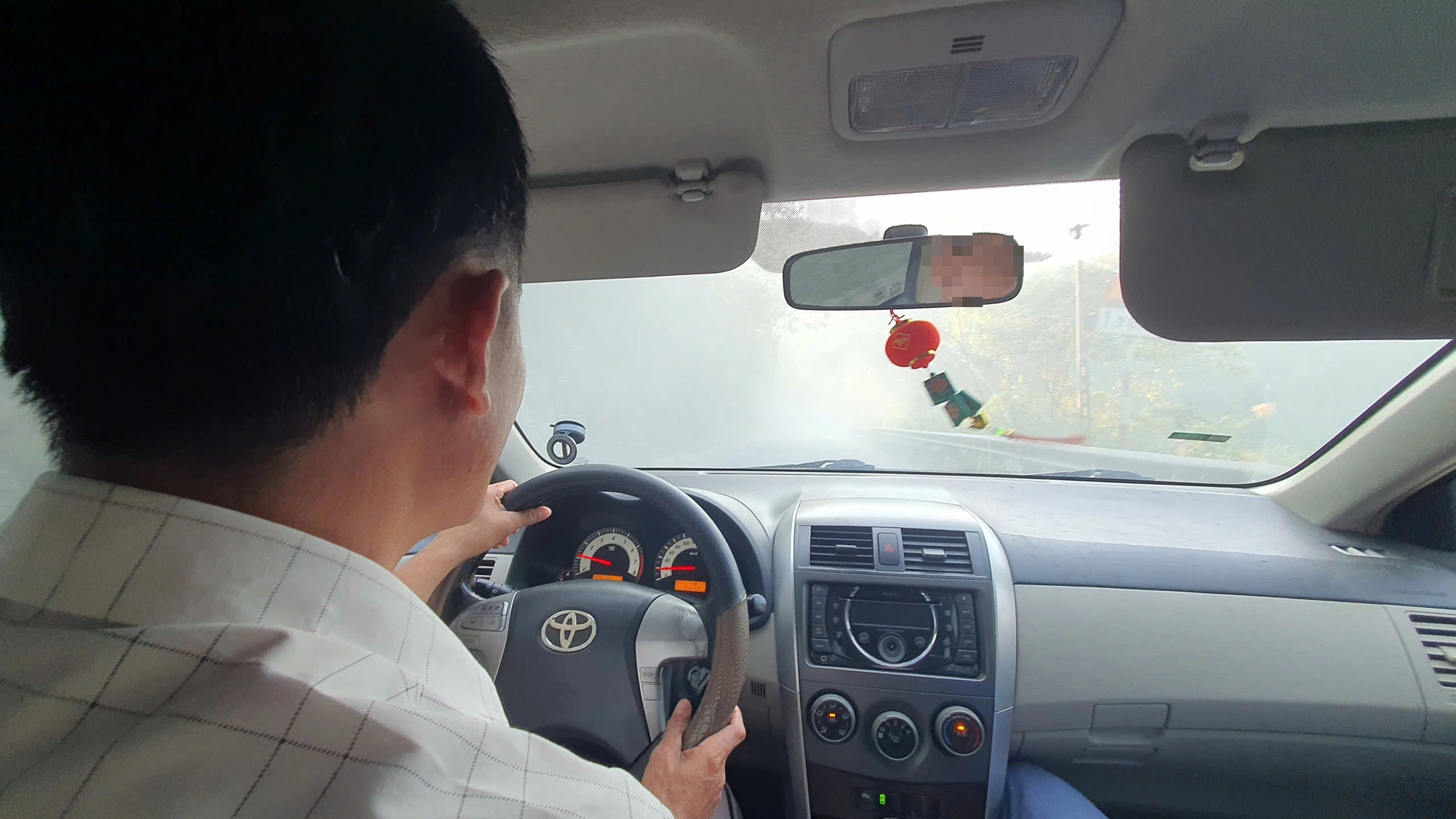 Đường Hồ Chí Minh mù mịt bụi thi công, tài xế 'dò đường' giữa ban ngày- Ảnh 2.