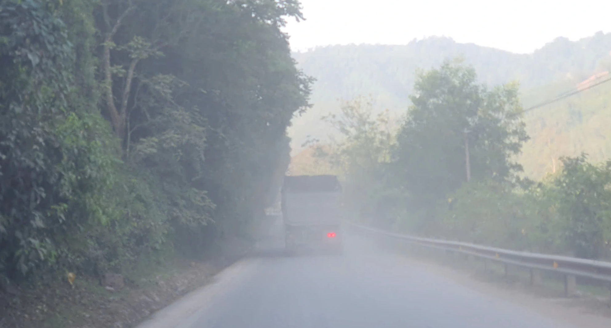 Đường Hồ Chí Minh mù mịt bụi thi công, tài xế 'dò đường' giữa ban ngày- Ảnh 3.