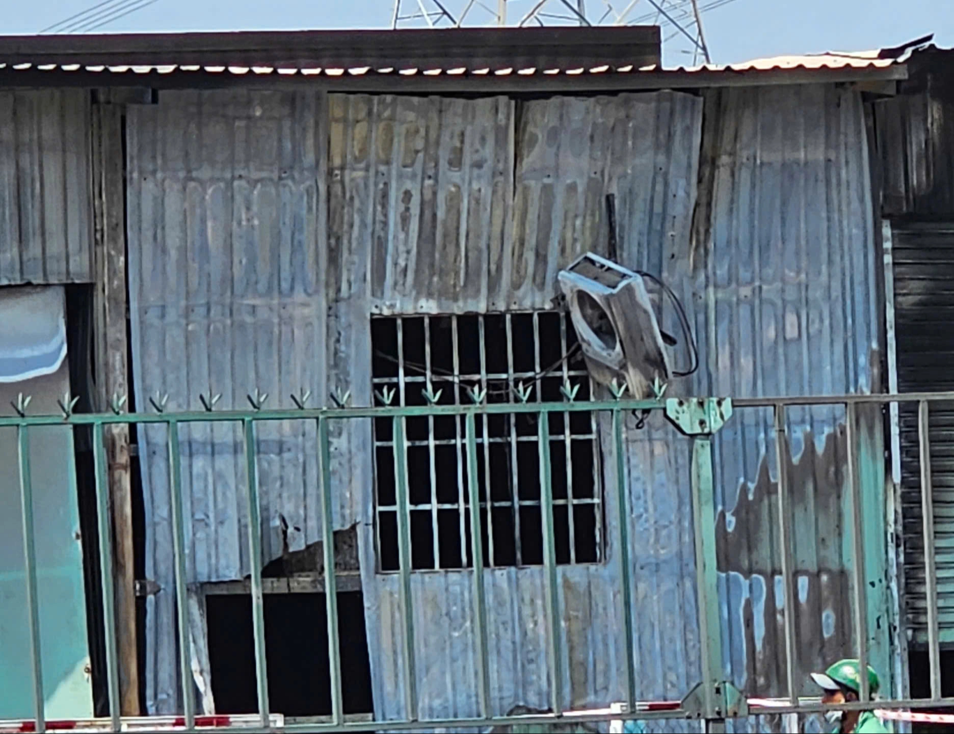 Nhiều người kịp thoát ra khỏi căn nhà cháy - Ảnh 2.