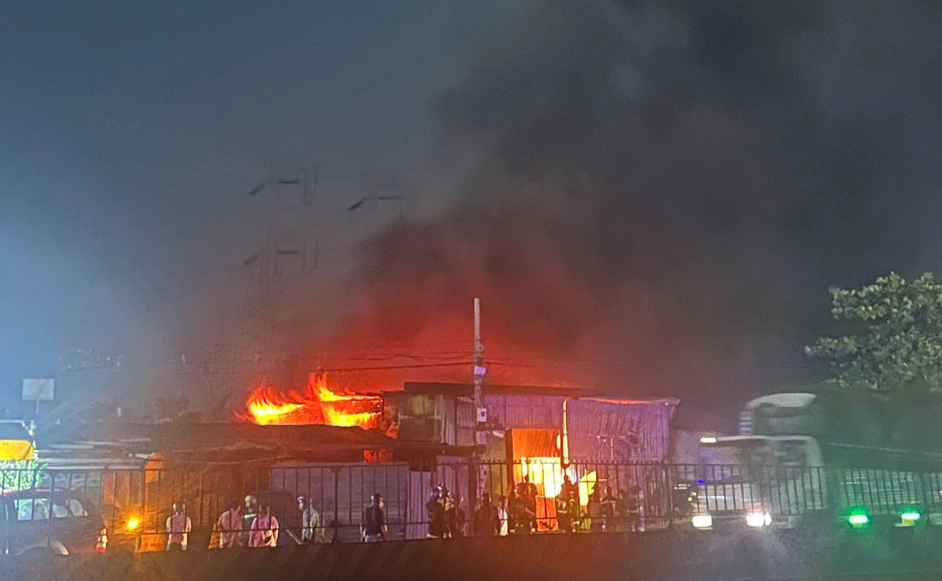 Nhiều người kịp thoát ra khỏi căn nhà cháy - Ảnh 1.