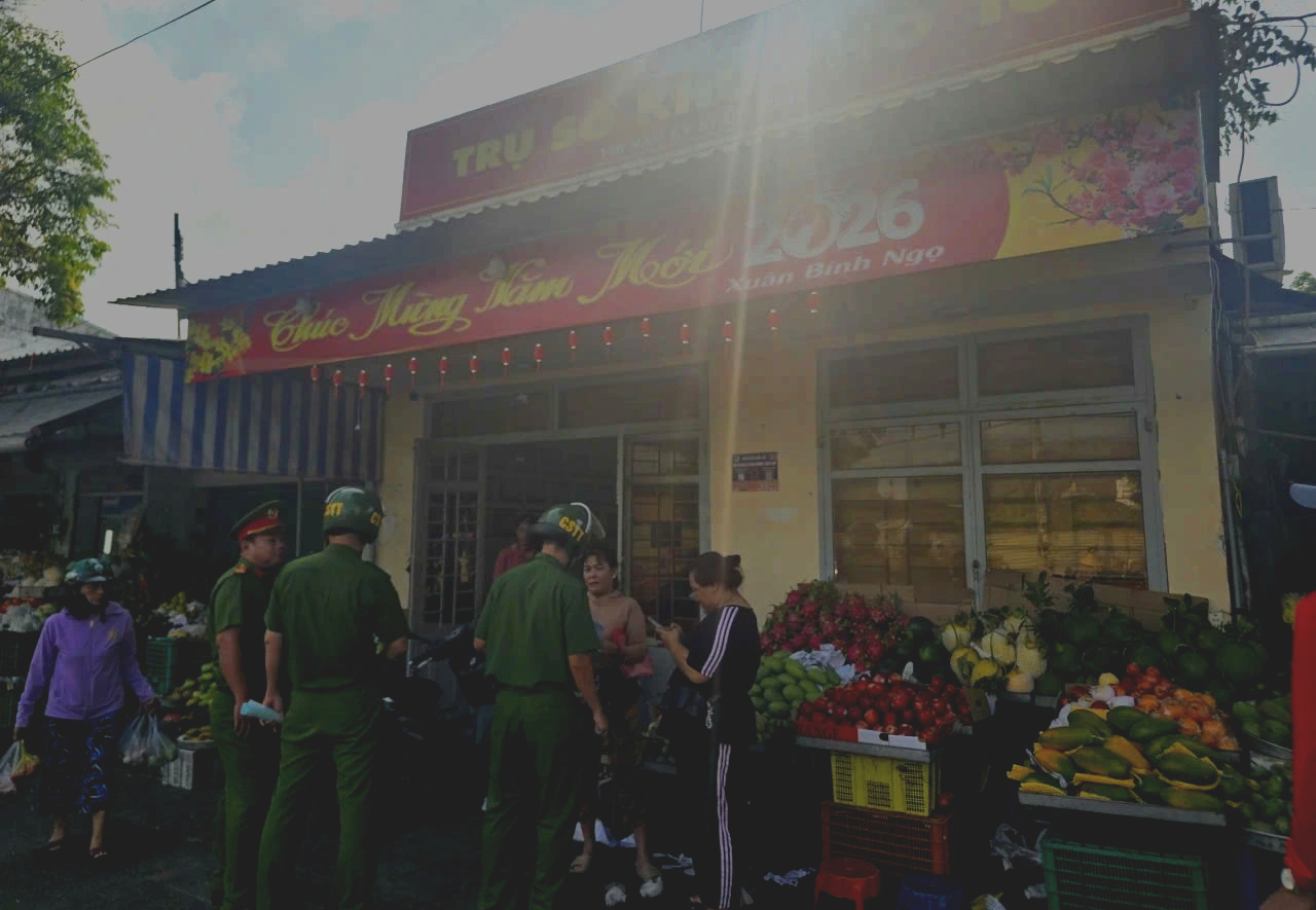 Để dân chiếm vỉa hè trước trụ sở buôn bán, trưởng khu phố nói tạo điều kiện - Ảnh 2.